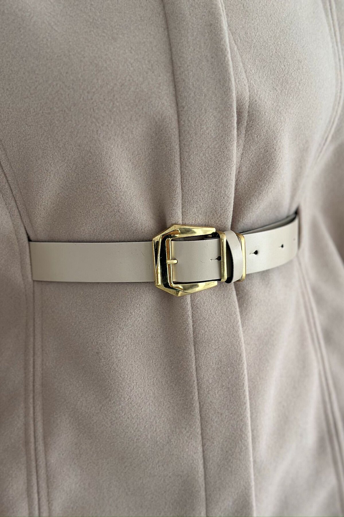 Düğmeli Kemer Detaylı Suni Kürk Yaka Panço