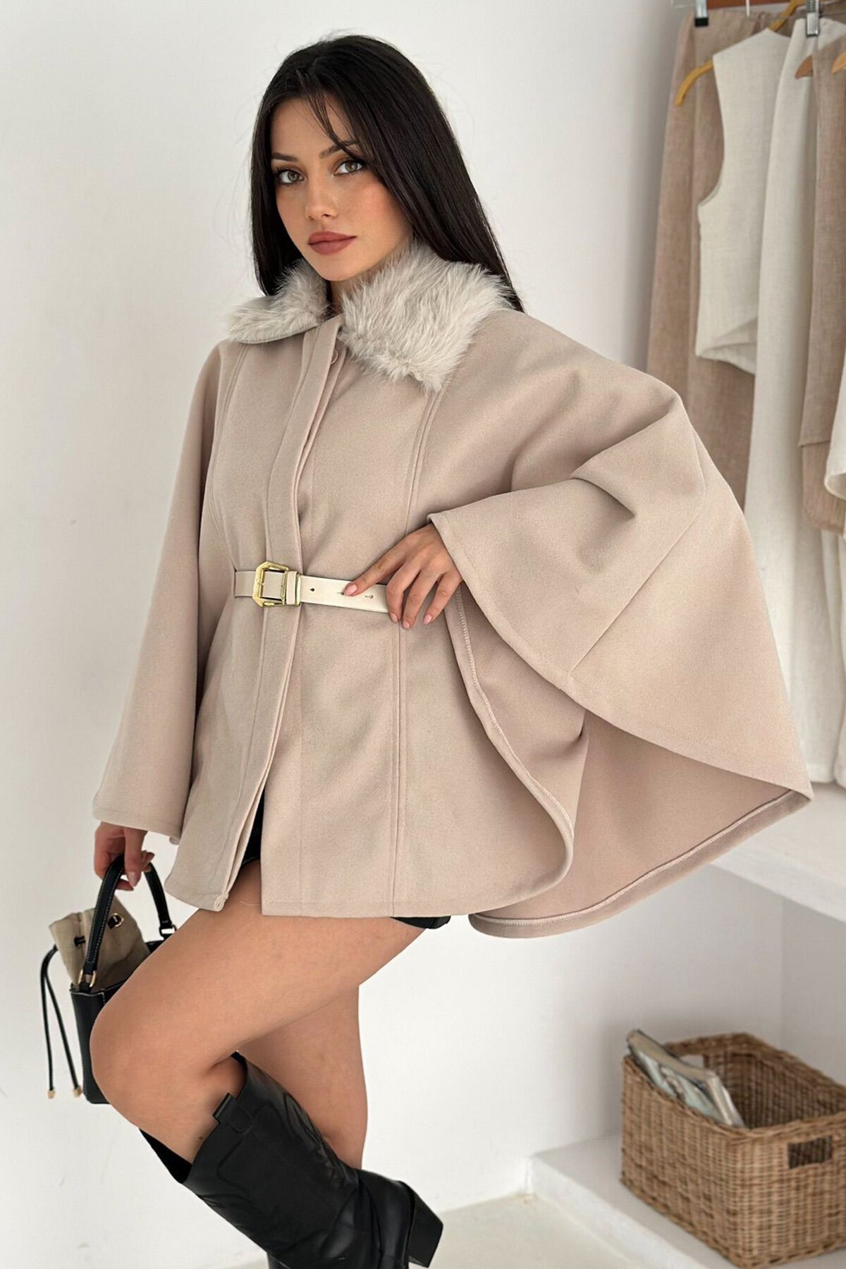 Düğmeli Kemer Detaylı Suni Kürk Yaka Panço