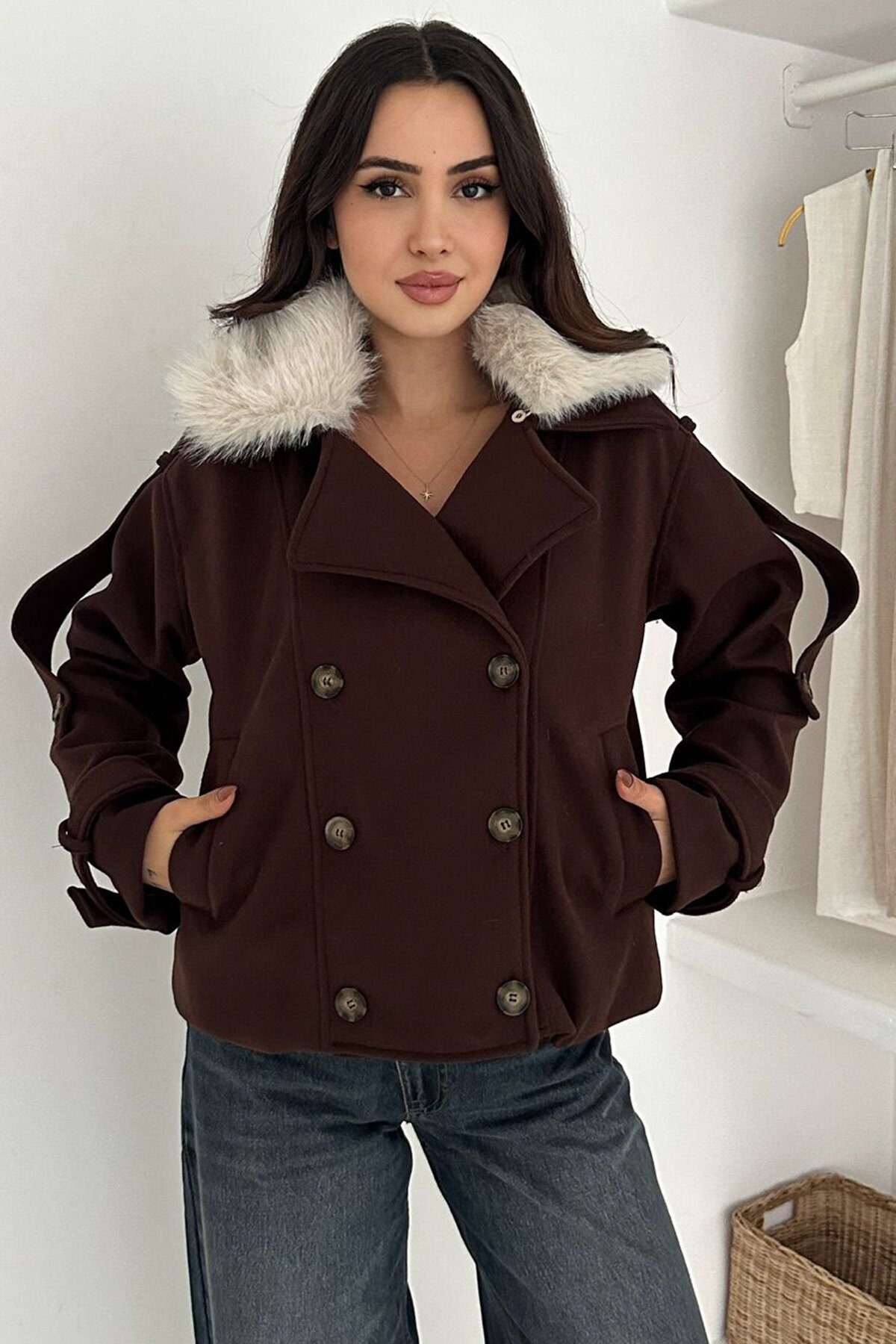 Düğmeli Kol Detaylı Kürk Yaka Kaşe Astarlı Kaban