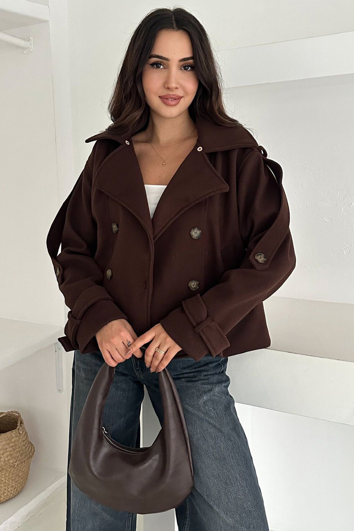 Düğmeli Kol Detaylı Kürk Yaka Kaşe Astarlı Kaban