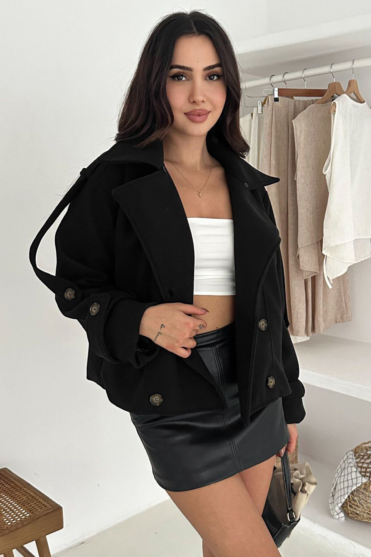 Düğmeli Kol Detaylı Kürk Yaka Kaşe Astarlı Kaban