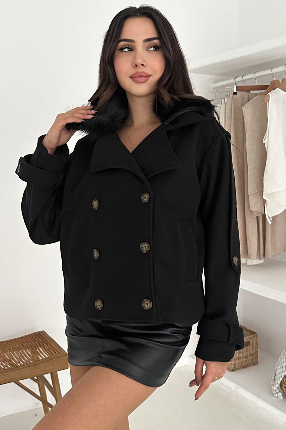 Düğmeli Kol Detaylı Kürk Yaka Kaşe Astarlı Kaban