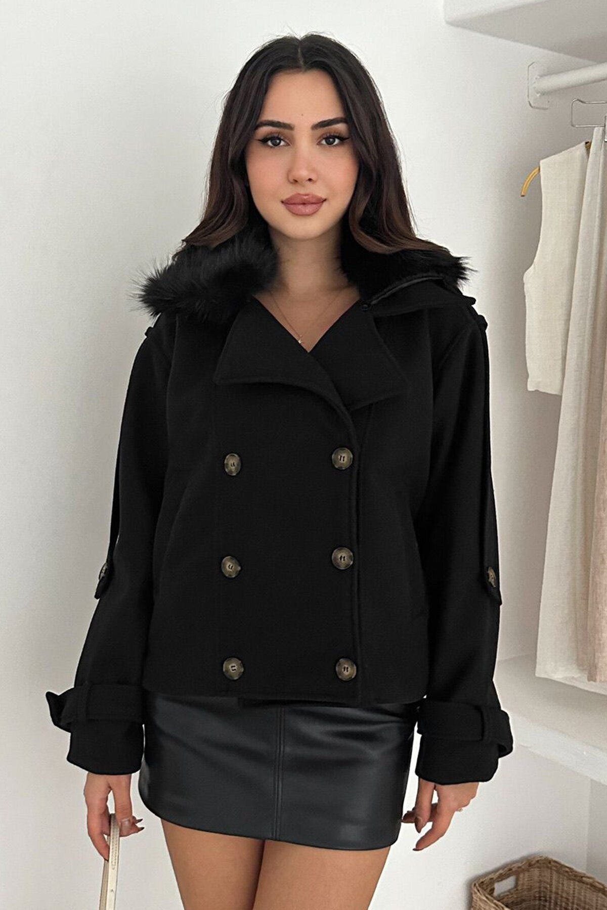 Düğmeli Kol Detaylı Kürk Yaka Kaşe Astarlı Kaban
