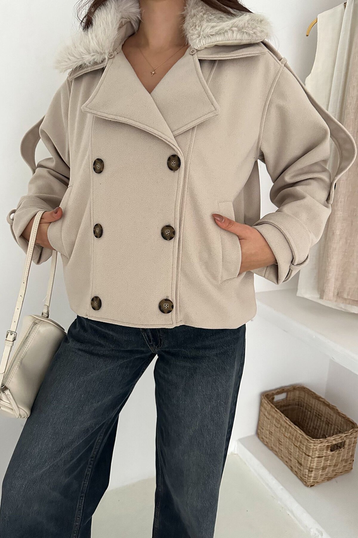 Düğmeli Kol Detaylı Kürk Yaka Kaşe Astarlı Kaban