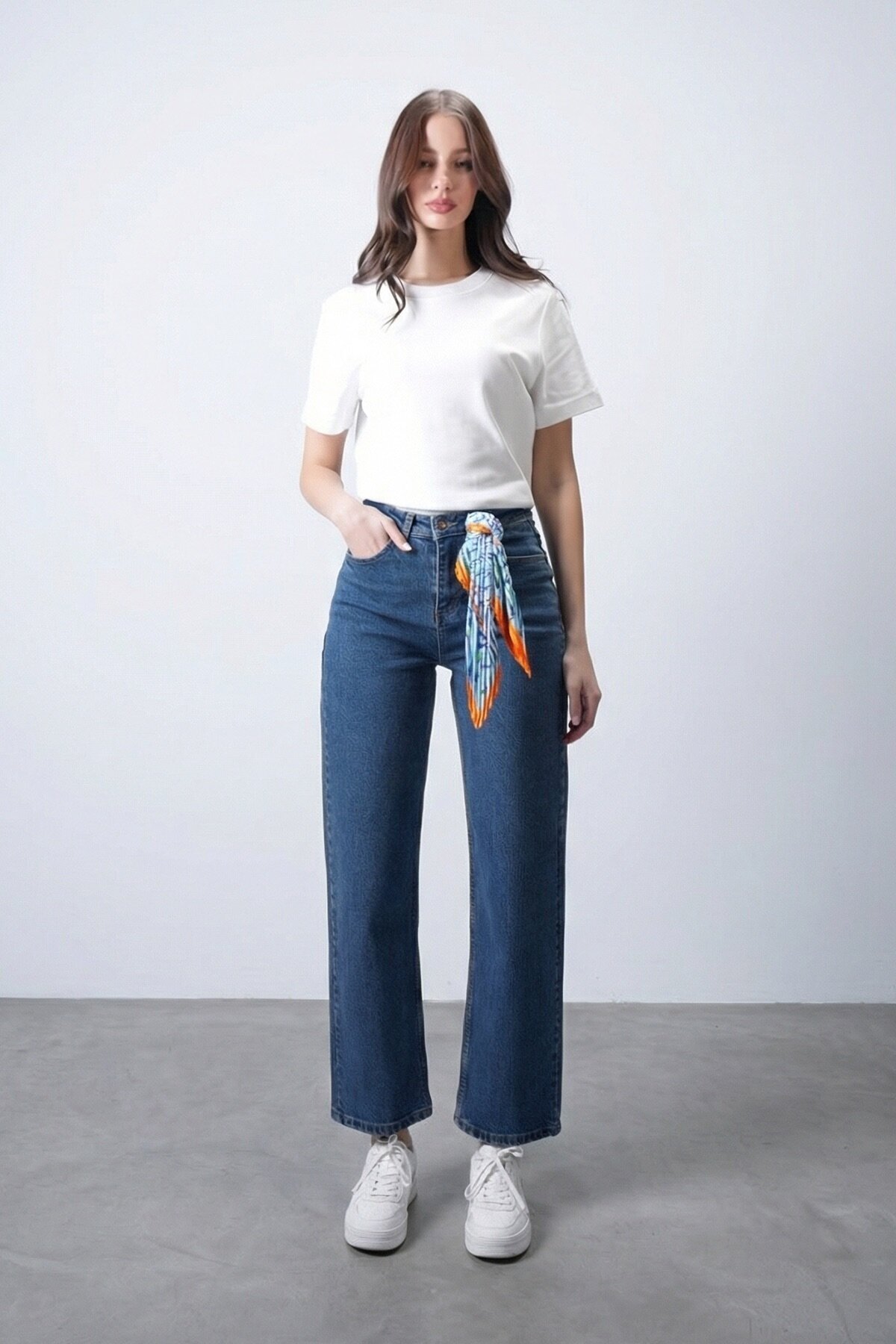 Koyu Mavi Düz Paça Eskitmeli Jean