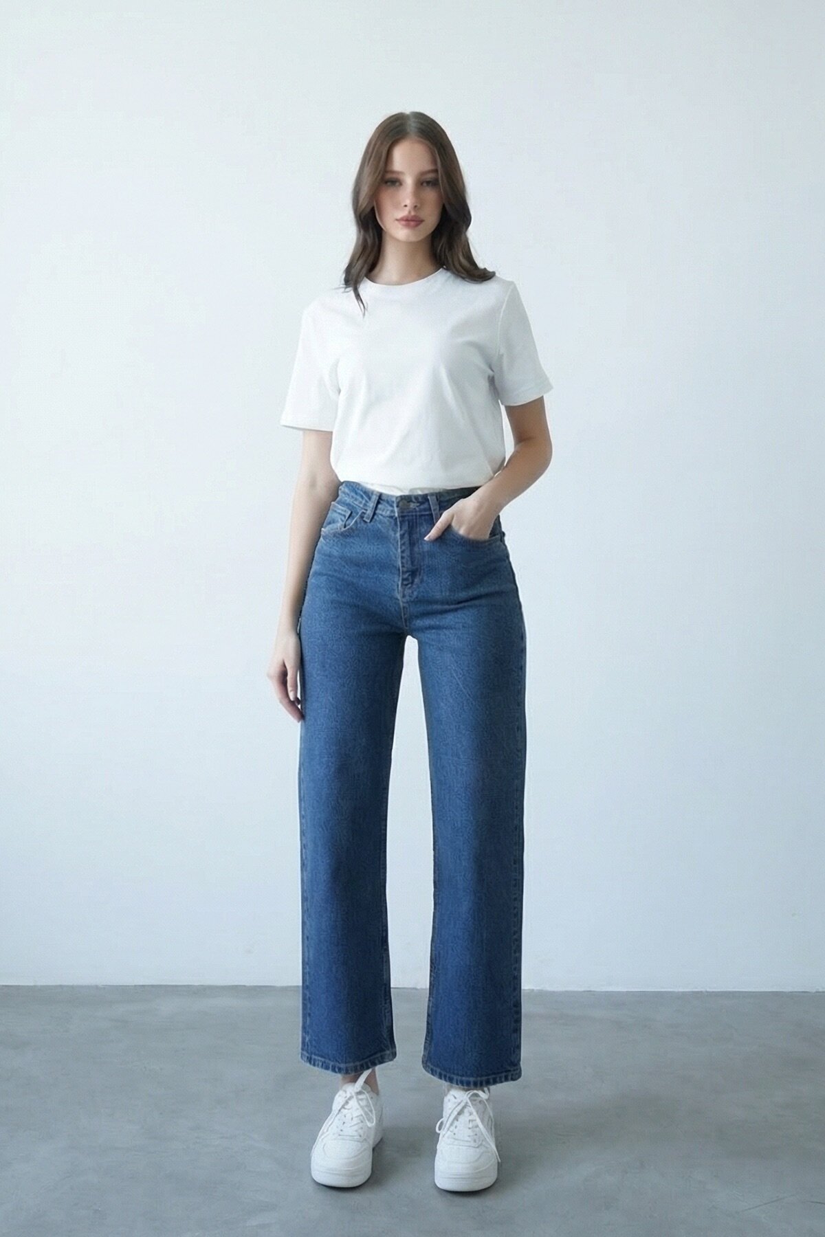 Koyu Mavi Düz Paça Eskitmeli Jean