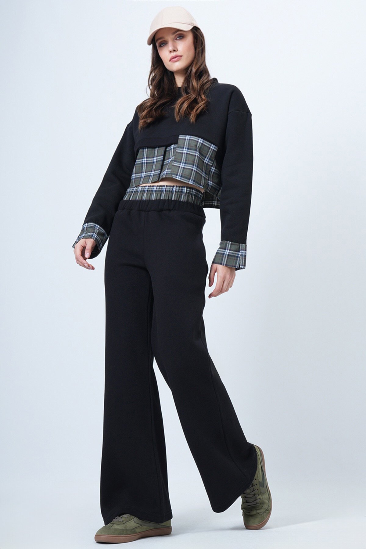 Ekose Detaylı Sweatshirt ve Geniş Paça Pantolon Takım