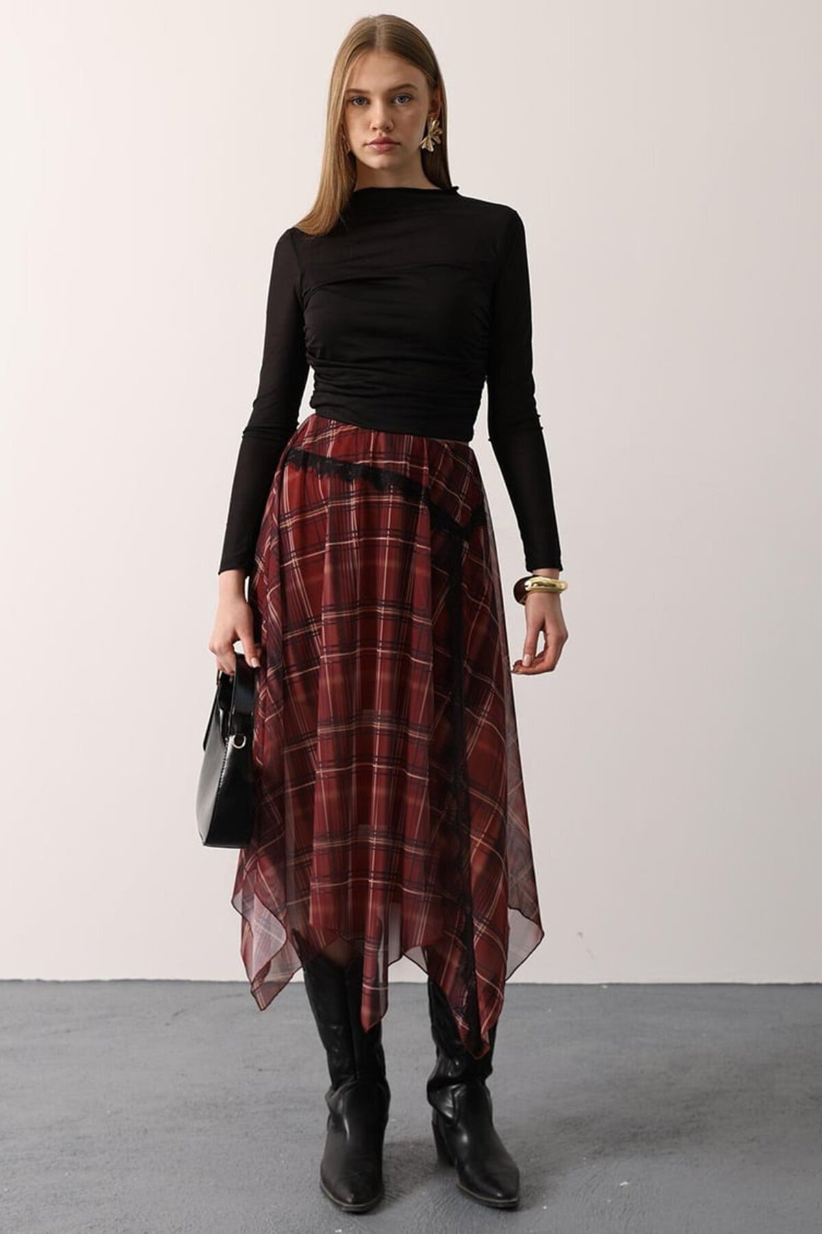 Ekoseli Asimetrik Kesim Astarlı Dantelli Etek