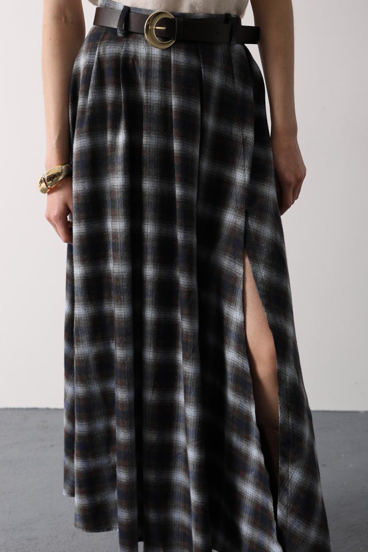 Ekoseli Kemerli Yüksek Bel Yırtmaç Detaylı Maxi Boy Etek