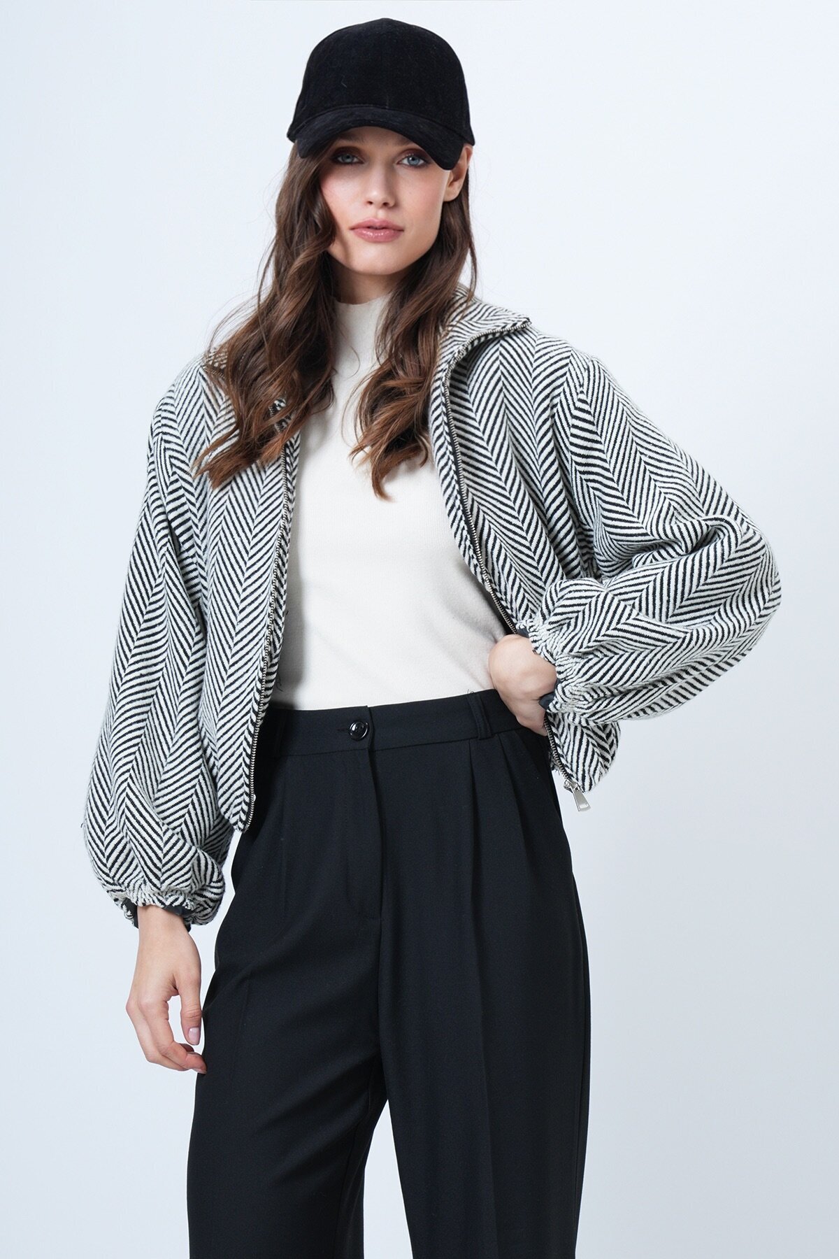 Fermuar Kapamalı Beli Lastikli Çift Cepli Bomber Kaşe Mont