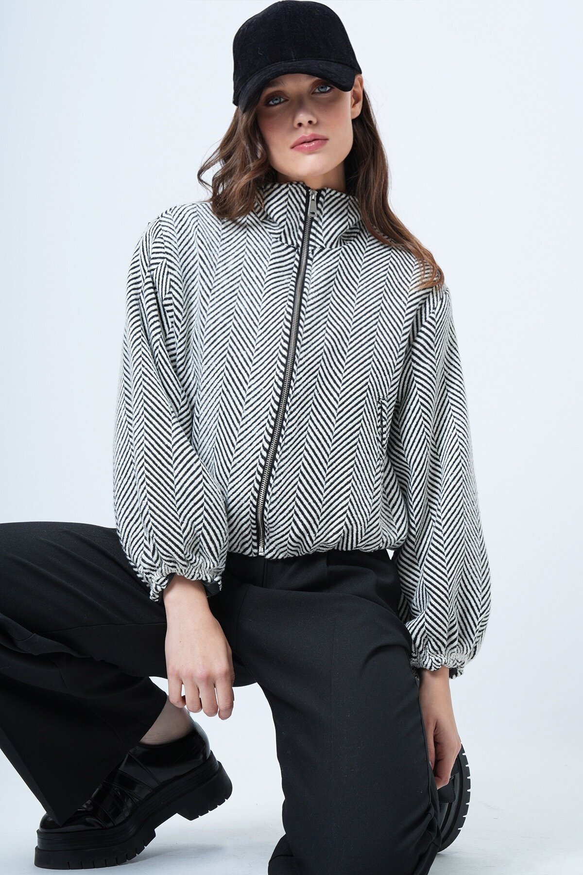 Fermuar Kapamalı Beli Lastikli Çift Cepli Bomber Kaşe Mont