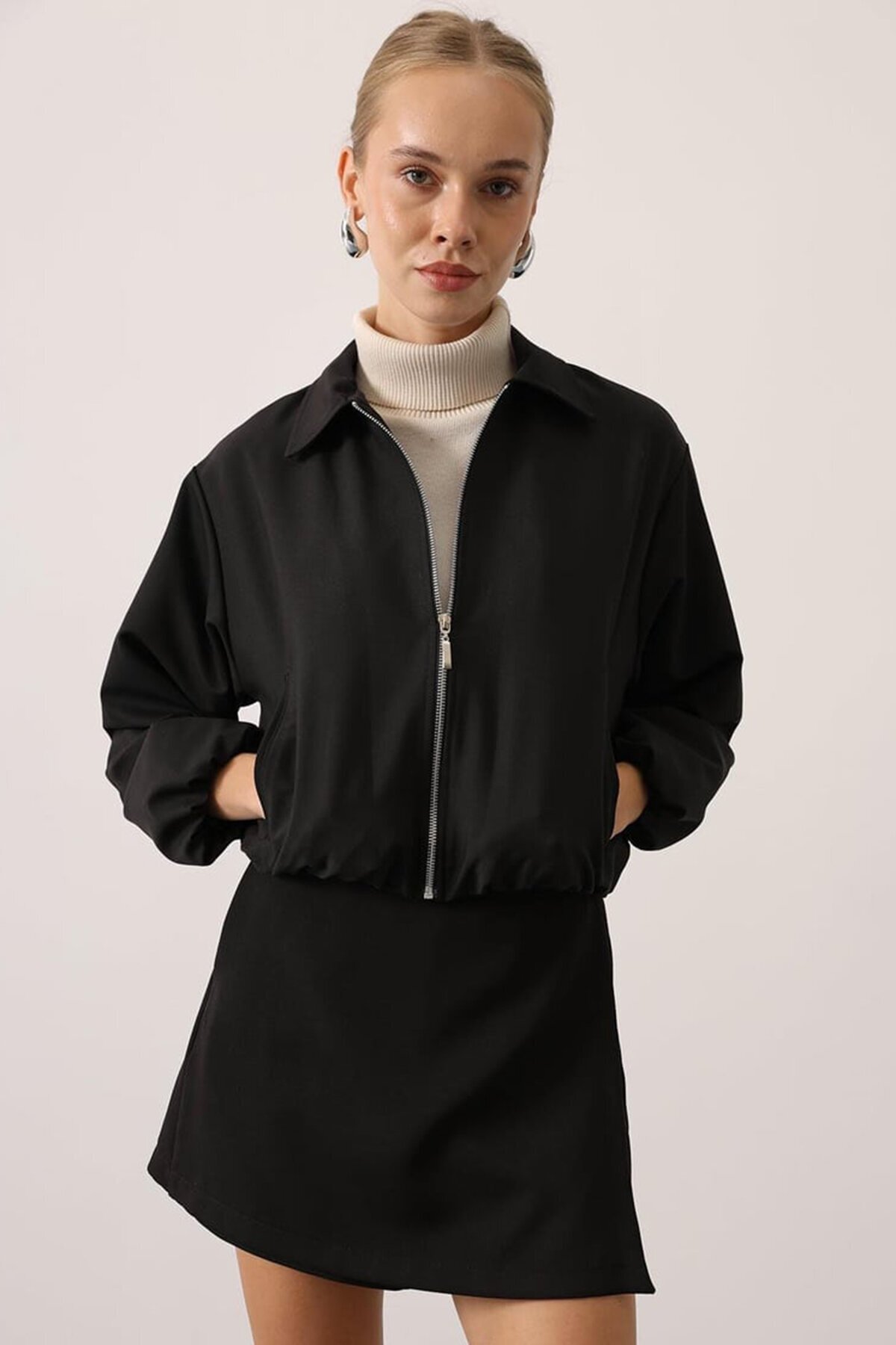 Fermuar Kapamalı Beli Ve Kolları Lastikli Bomber Astarlı Ceket