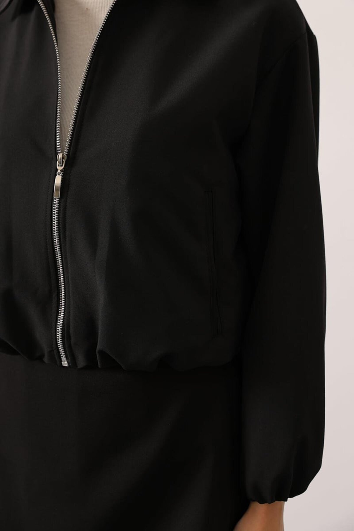 Fermuar Kapamalı Beli Ve Kolları Lastikli Bomber Astarlı Ceket