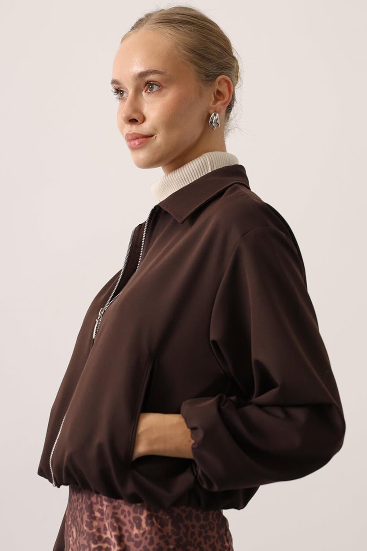 Fermuar Kapamalı Beli Ve Kolları Lastikli Bomber Astarlı Ceket