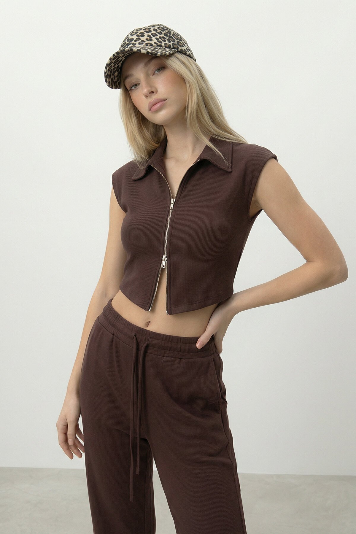 Fermuarlı Crop Hırka Ve Lastikli Eşofman Takımı