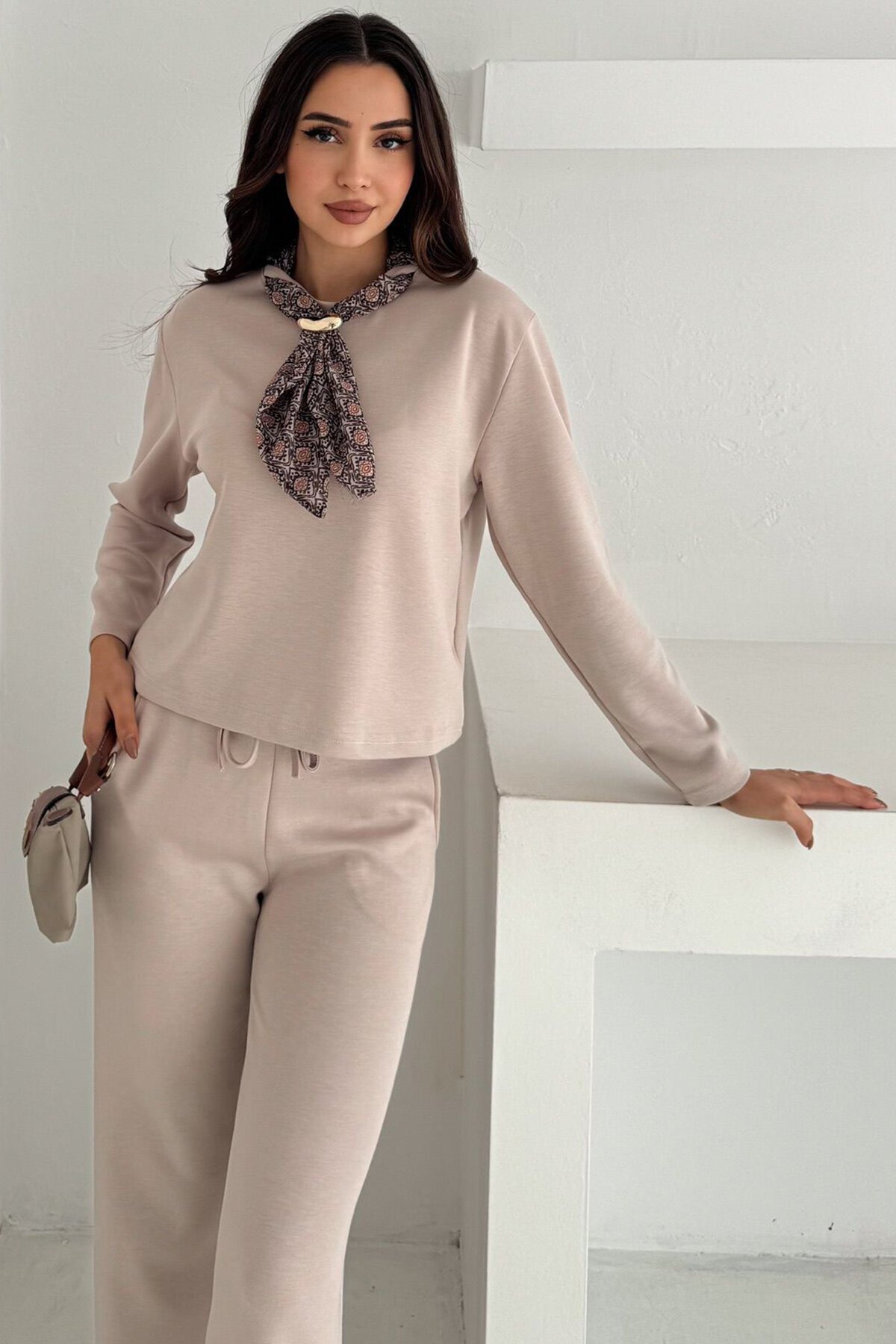 Fular Detaylı Sweatshirt Ve Beli Lastikli Geniş Paça Eşofman Takım