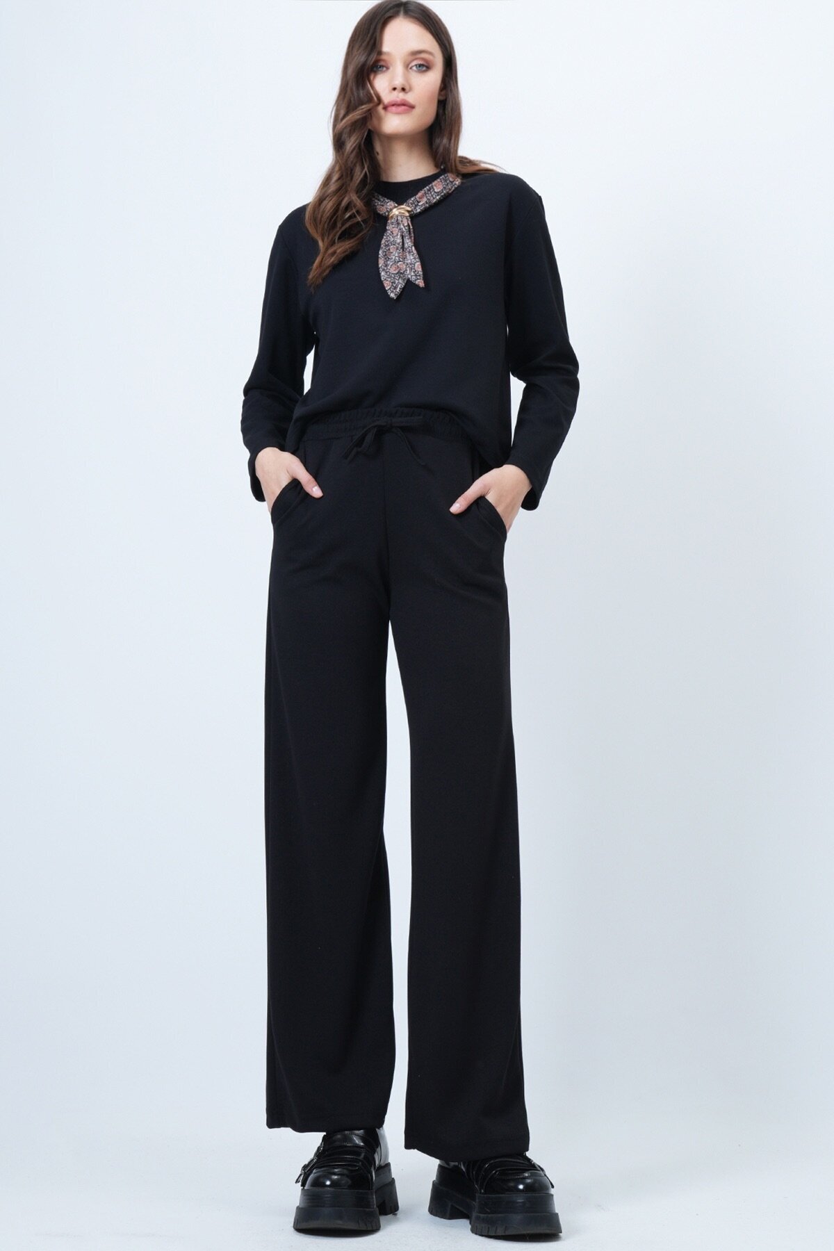 Fular Detaylı Sweatshirt Ve Beli Lastikli Geniş Paça Eşofman Takım