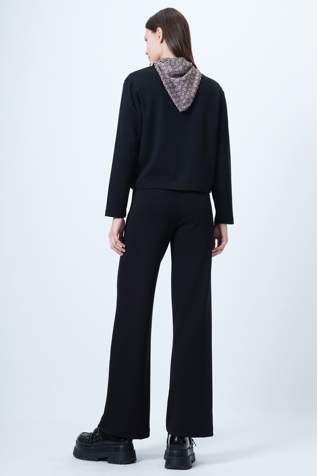 Fular Detaylı Sweatshirt Ve Beli Lastikli Geniş Paça Eşofman Takım