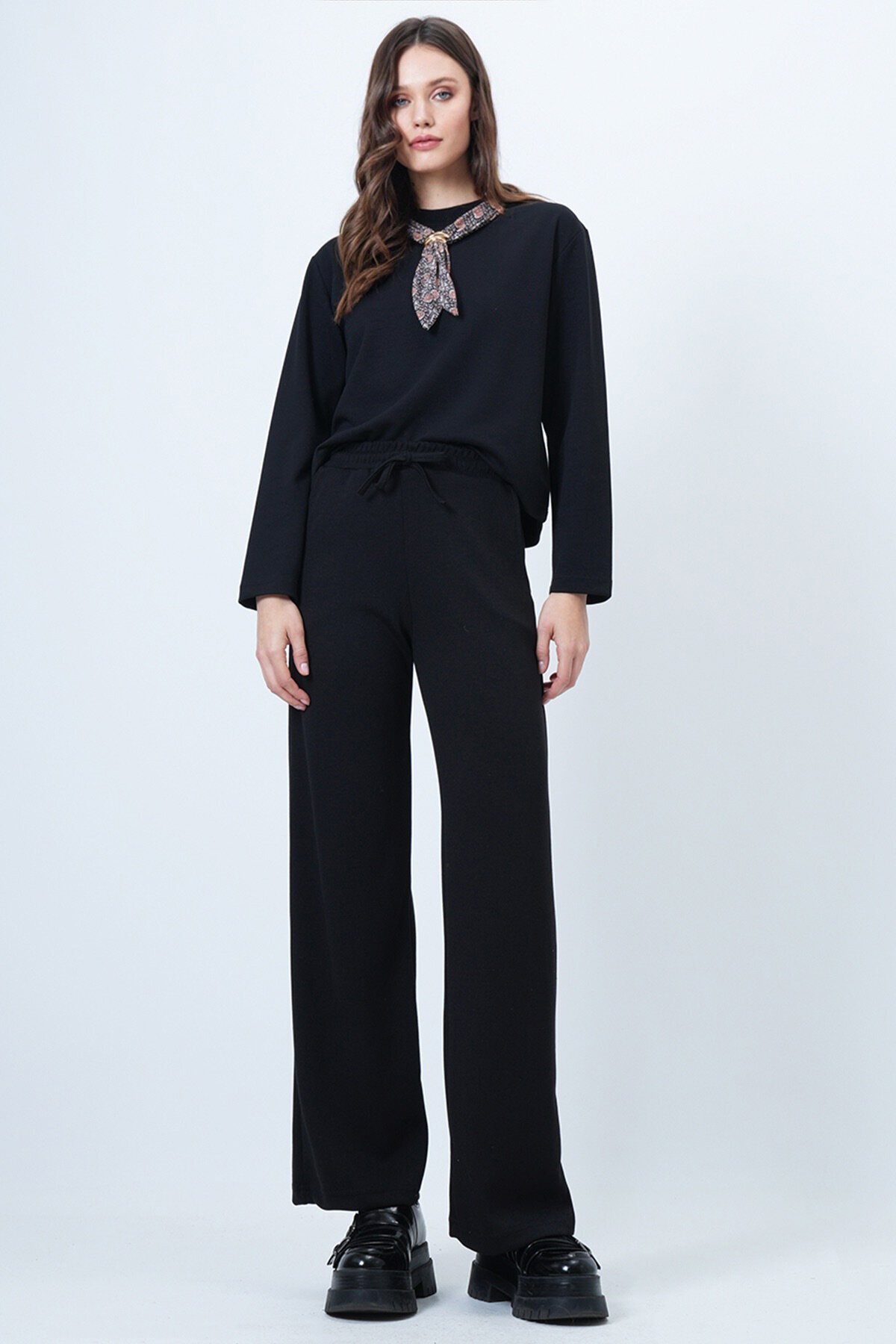 Fular Detaylı Sweatshirt Ve Beli Lastikli Geniş Paça Eşofman Takım