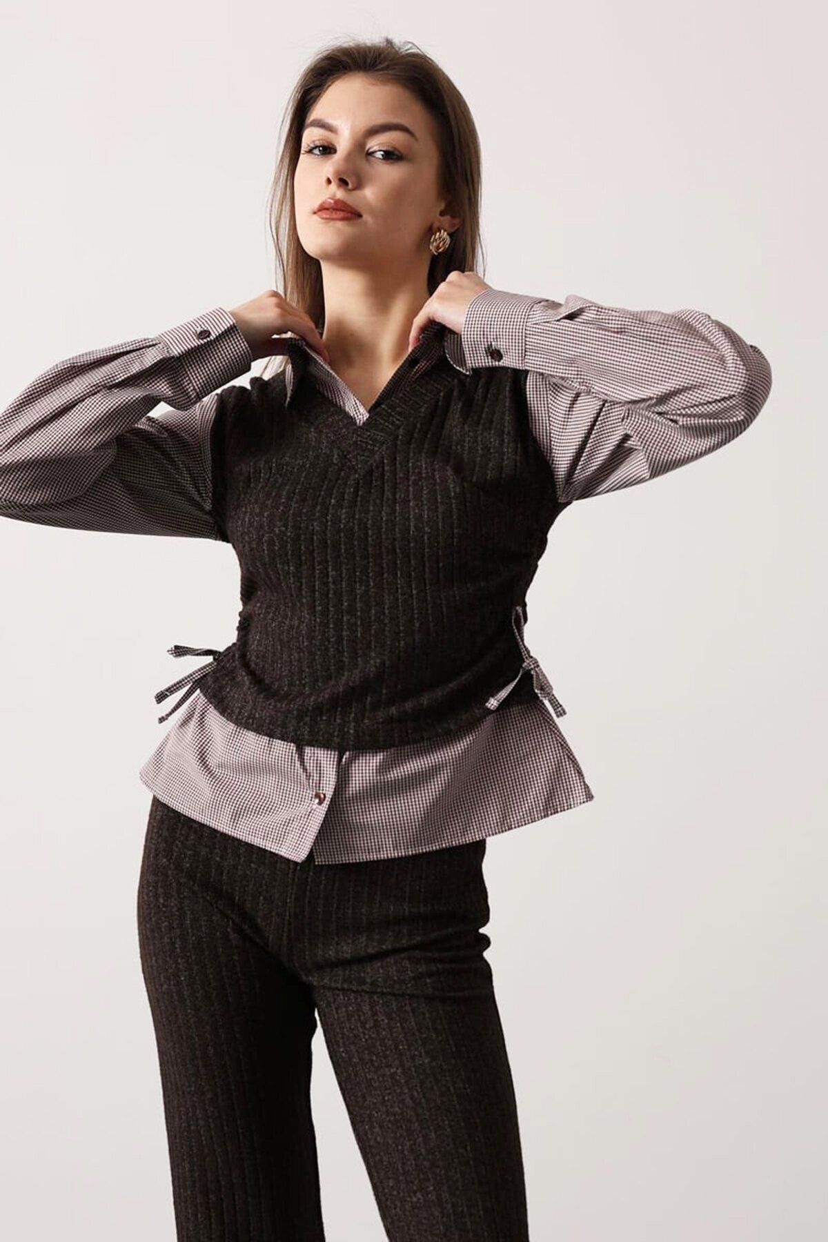 Gömlek Detaylı Büzgülü Bluz ve Beli Lastikli Pantolon Triko Takım