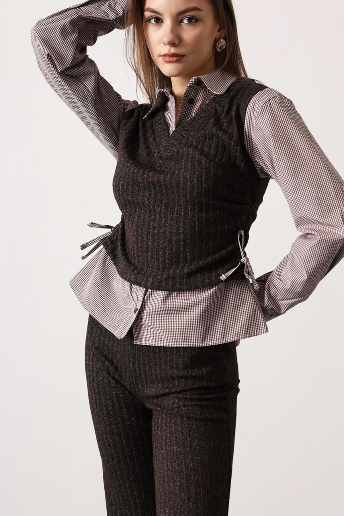 Gömlek Detaylı Büzgülü Bluz ve Beli Lastikli Pantolon Triko Takım