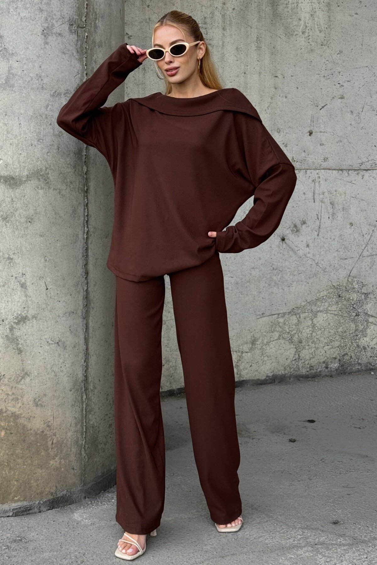 İki İplik Geniş Yaka Salaş Kesim Bluz Beli Lastikli Geniş Paça Pantolon Takım