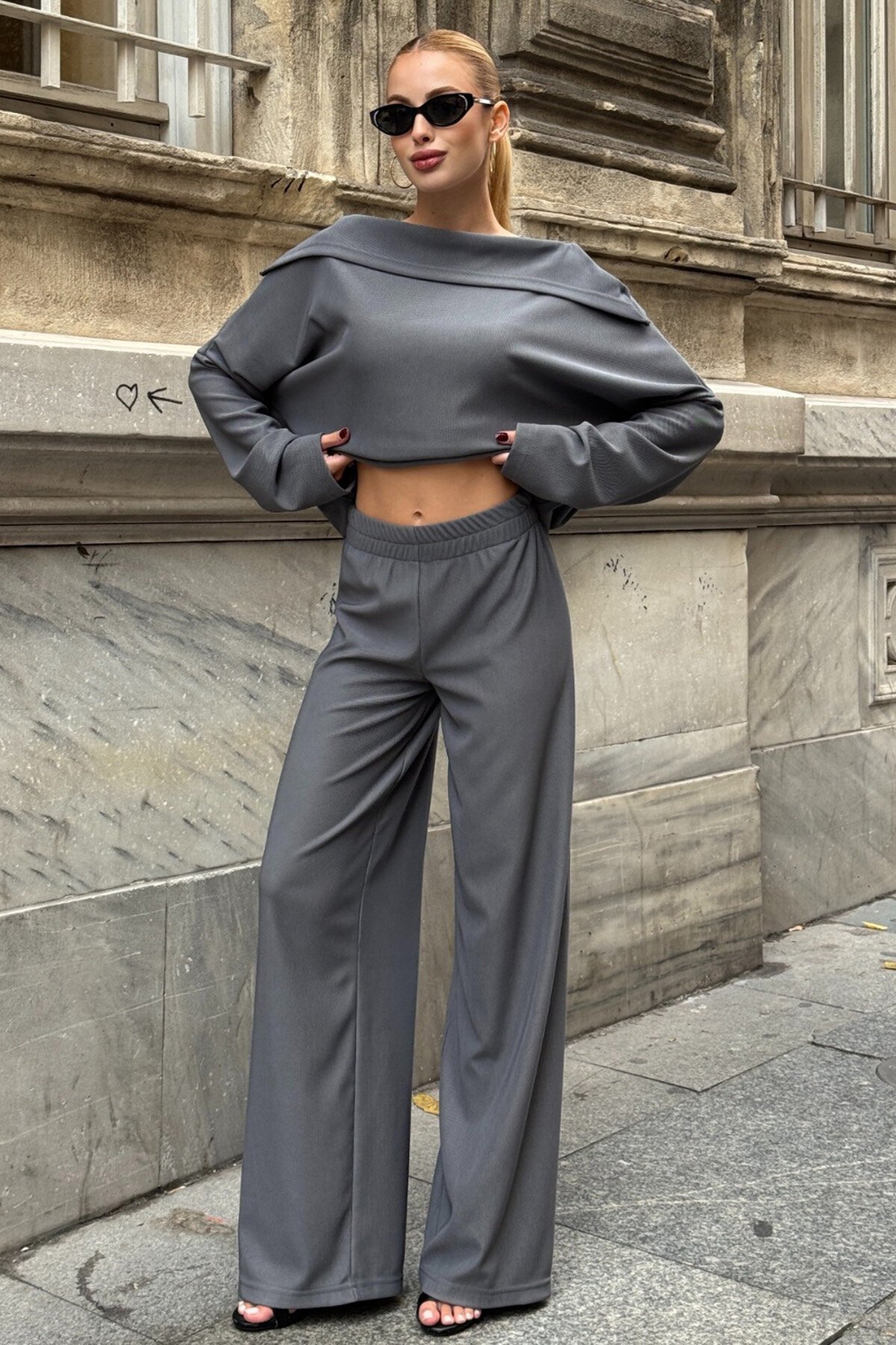 İki İplik Geniş Yaka Salaş Kesim Bluz Beli Lastikli Geniş Paça Pantolon Takım