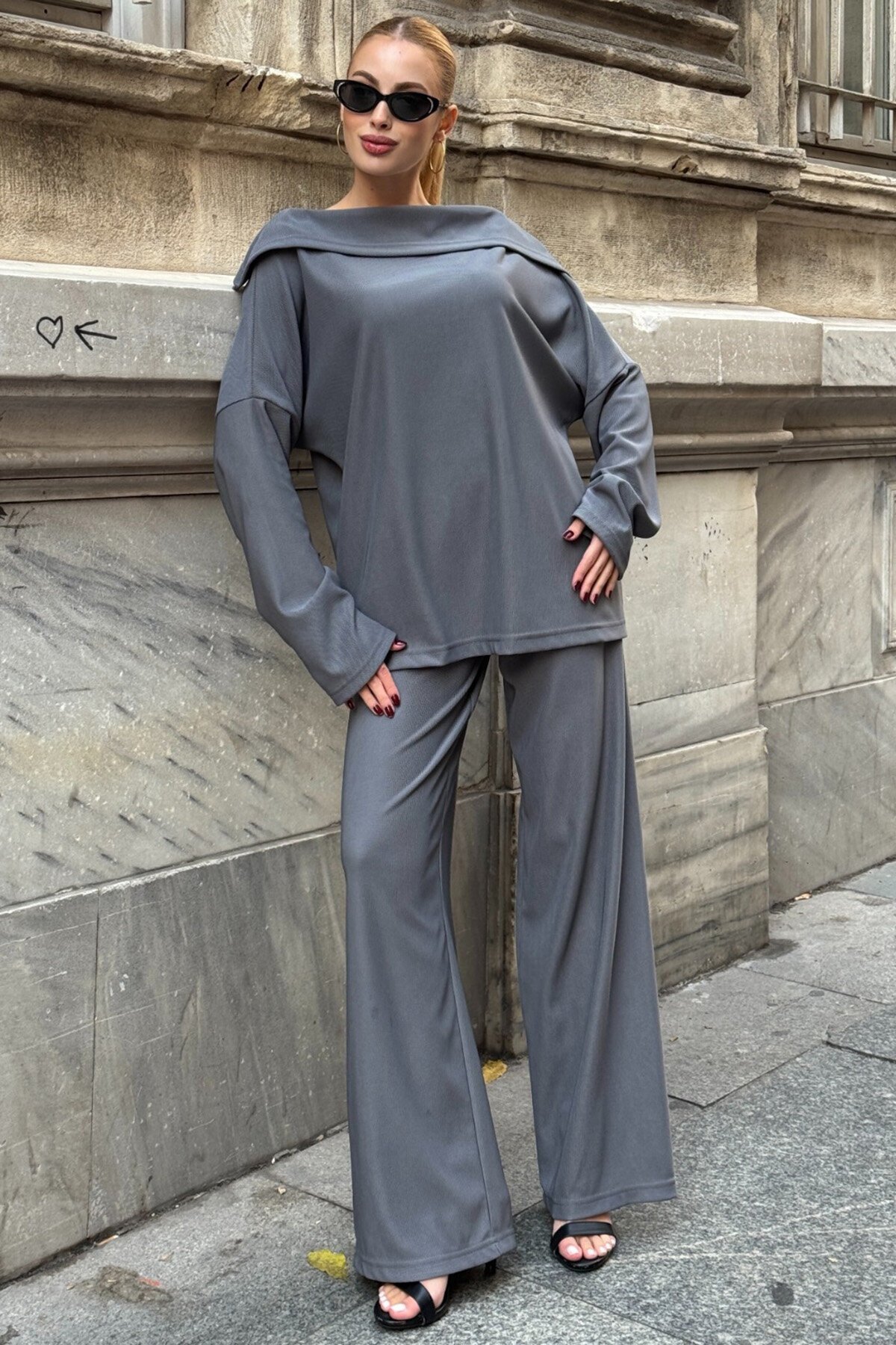 İki İplik Geniş Yaka Salaş Kesim Bluz Beli Lastikli Geniş Paça Pantolon Takım