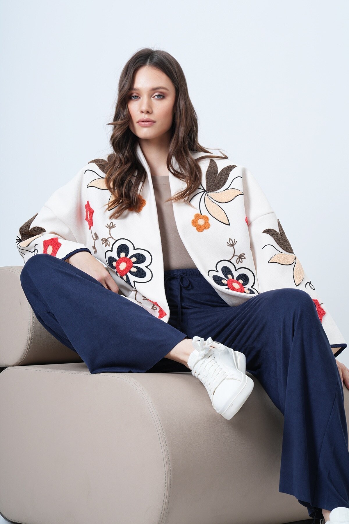 Kabartmalı Çiçek İşlemeli Oversize Ceket