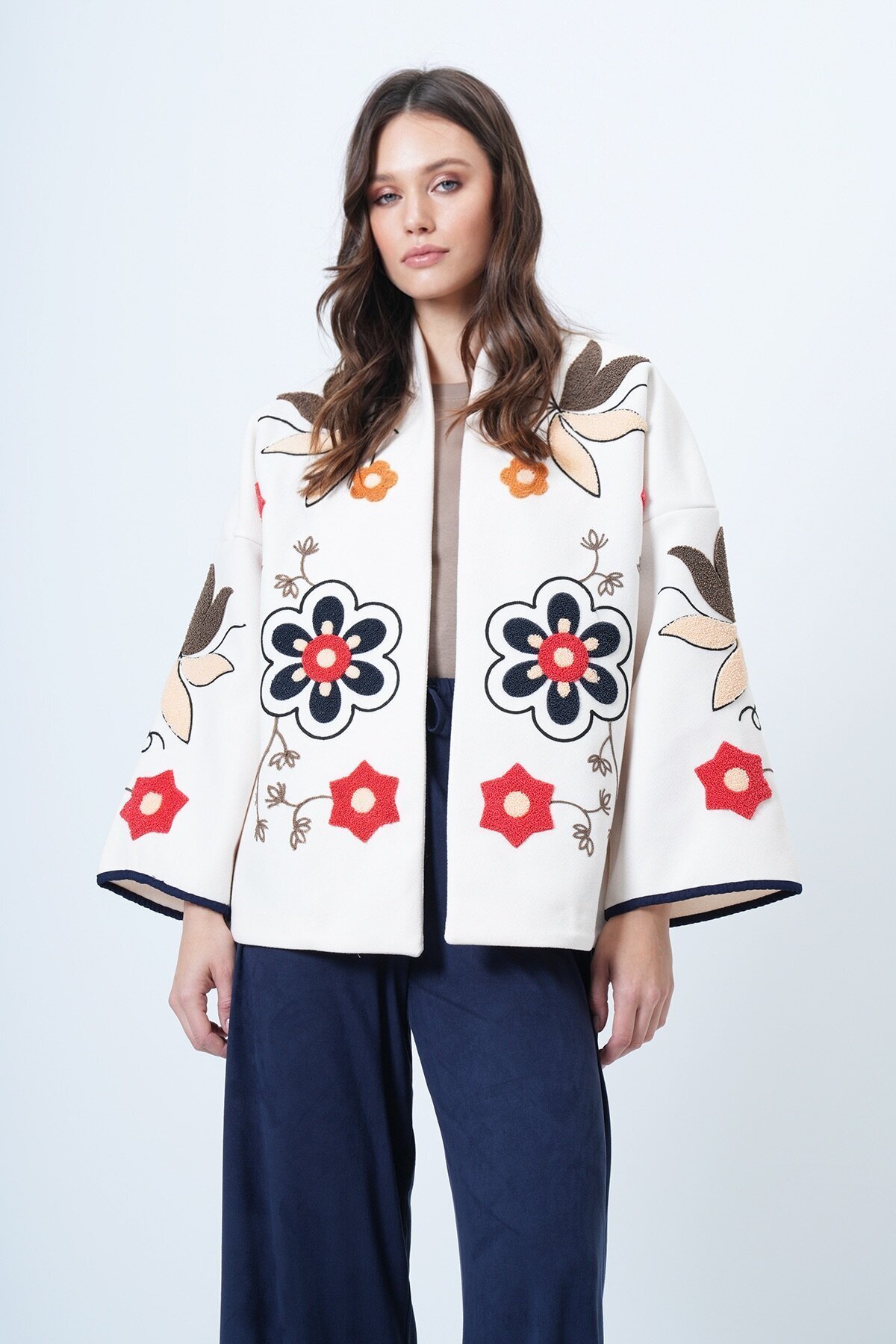 Kabartmalı Çiçek İşlemeli Oversize Ceket