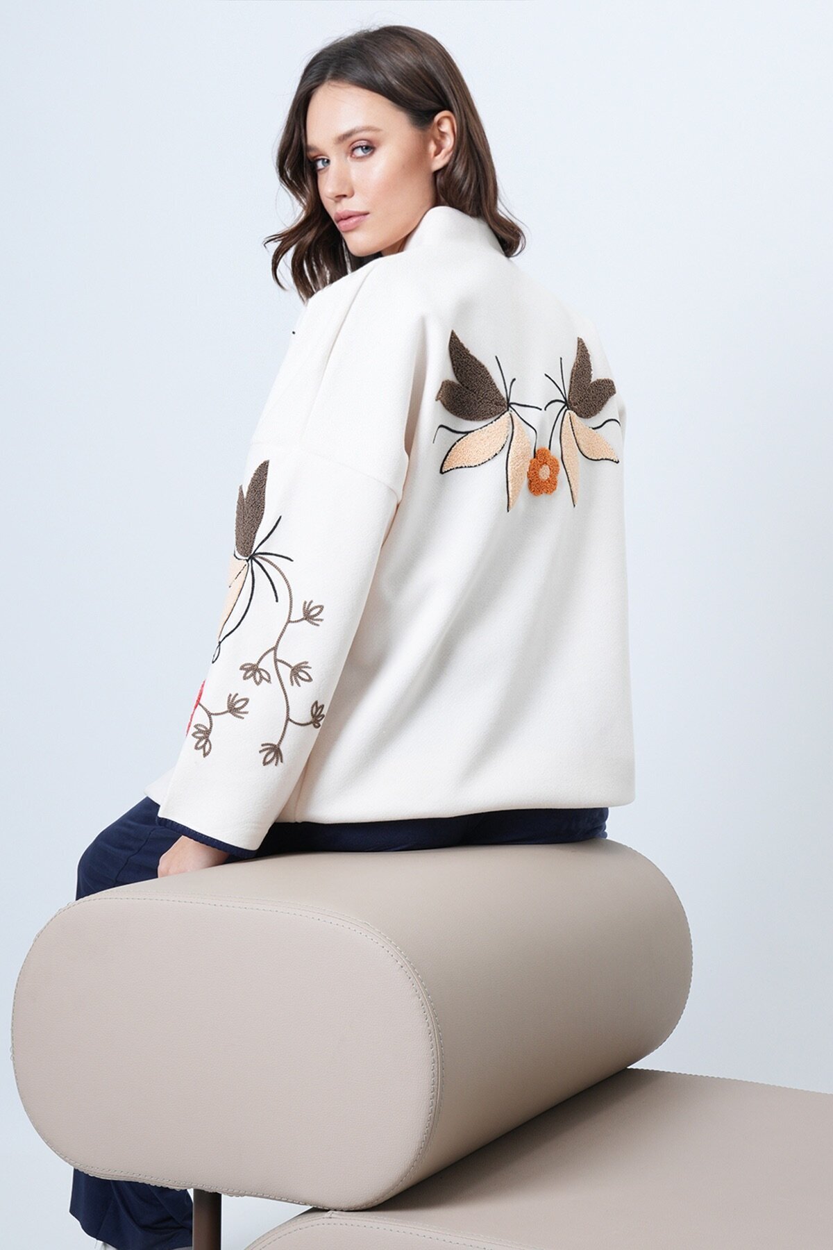 Kabartmalı Çiçek İşlemeli Oversize Ceket