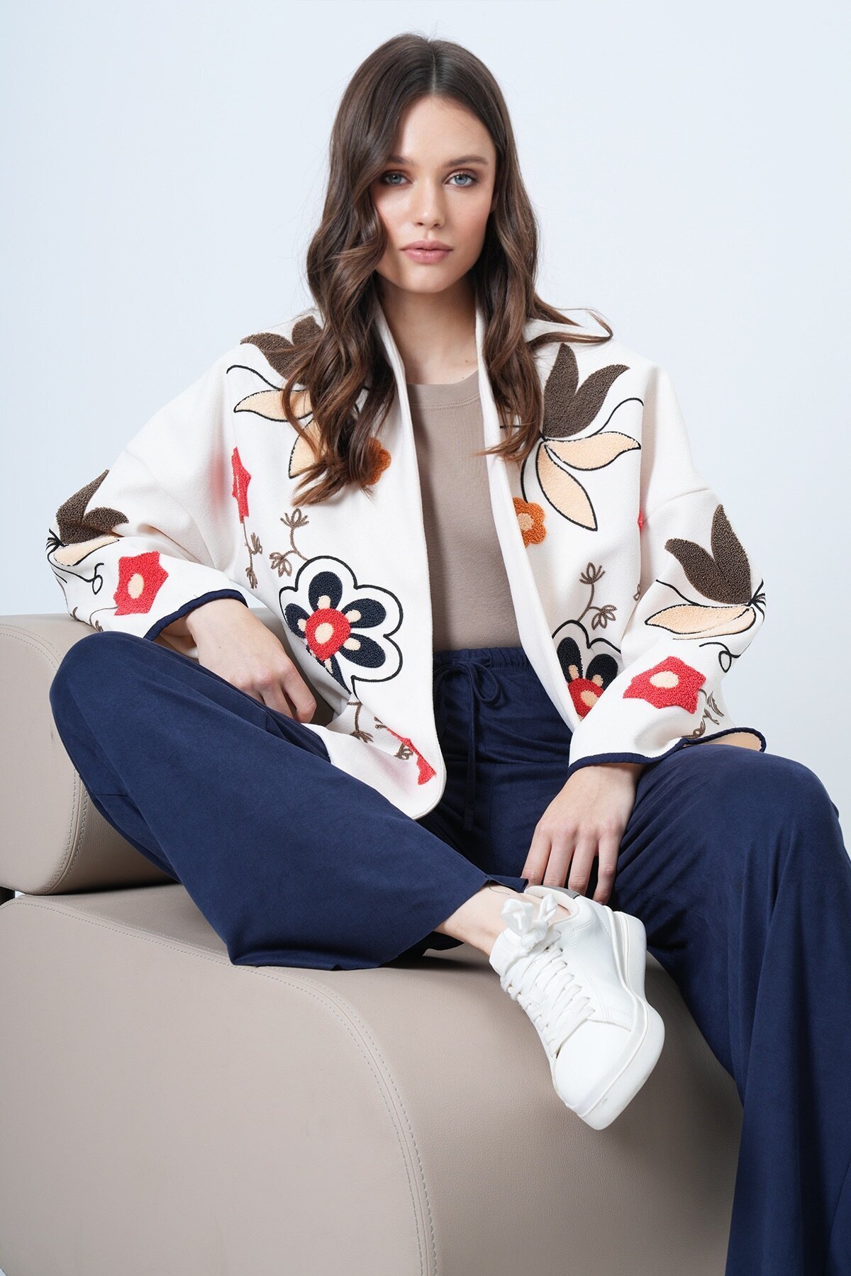 Kabartmalı Çiçek İşlemeli Oversize Ceket