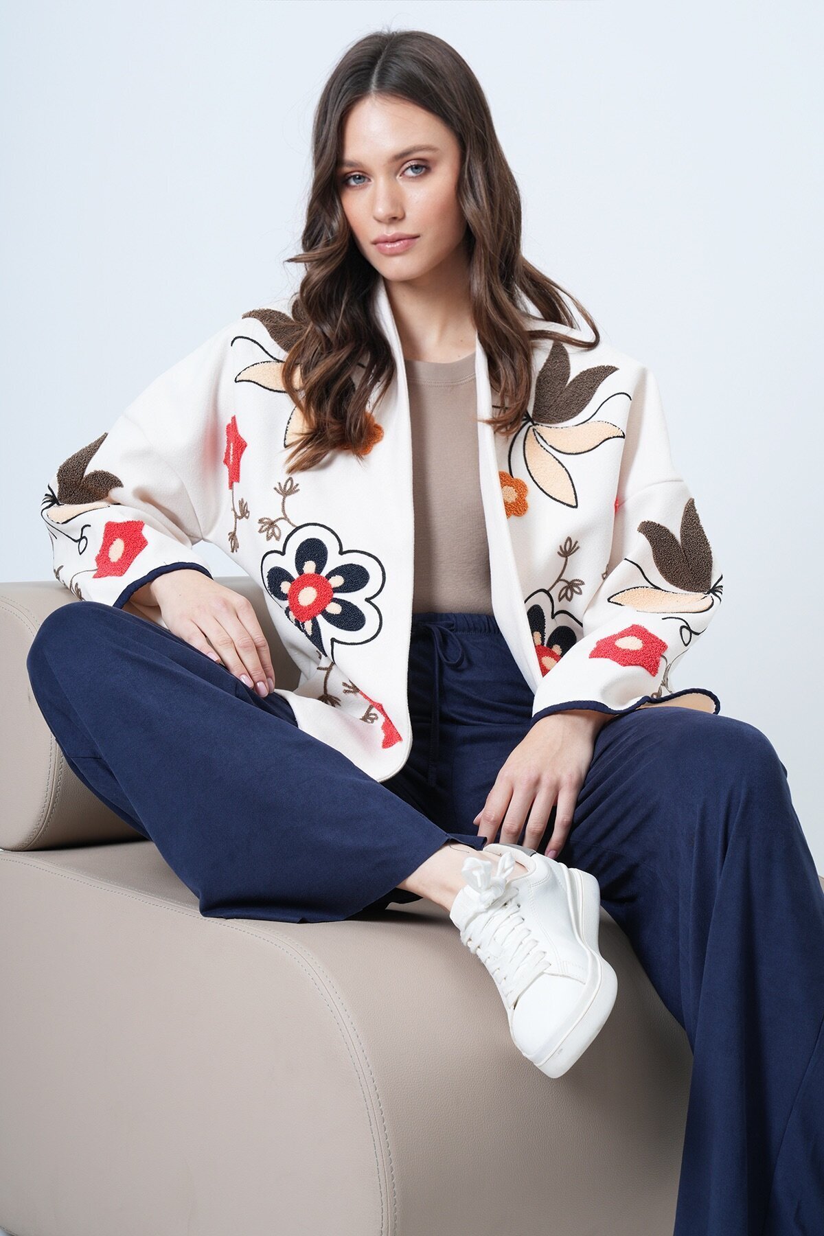 Kabartmalı Çiçek İşlemeli Oversize Ceket