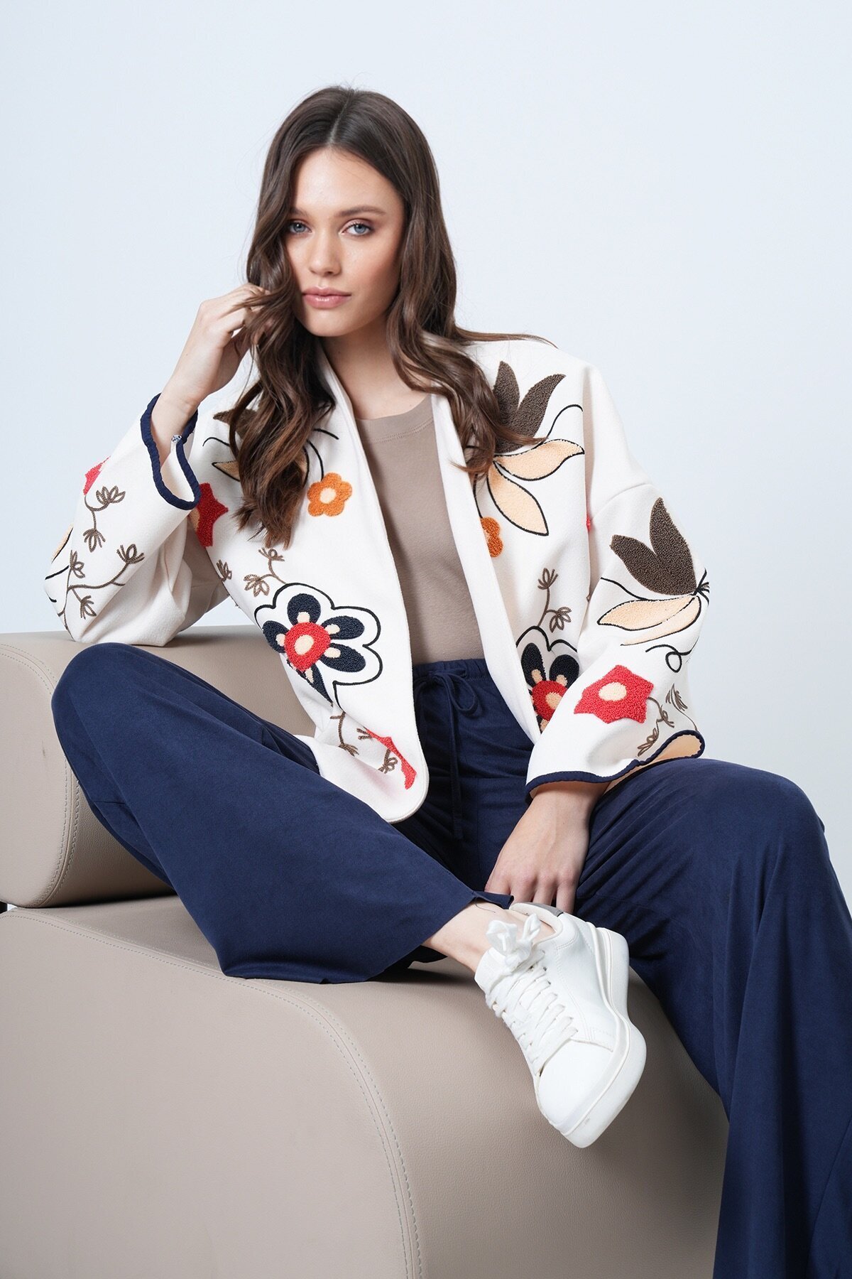 Kabartmalı Çiçek İşlemeli Oversize Ceket