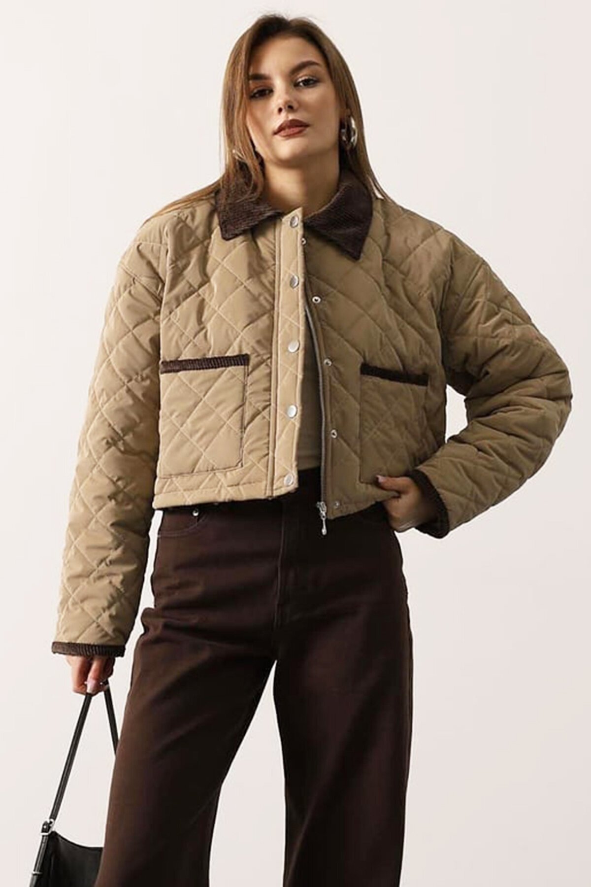 Kadife Yaka Çift Cepli Astarlı Kapitone Mont