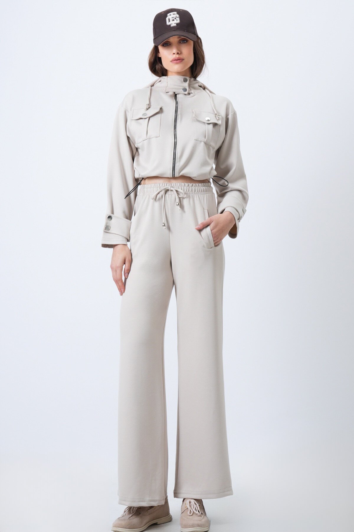 Kapüşonlu Çift Cepli Ceket ve Beli Lastikli Pantolon Takım