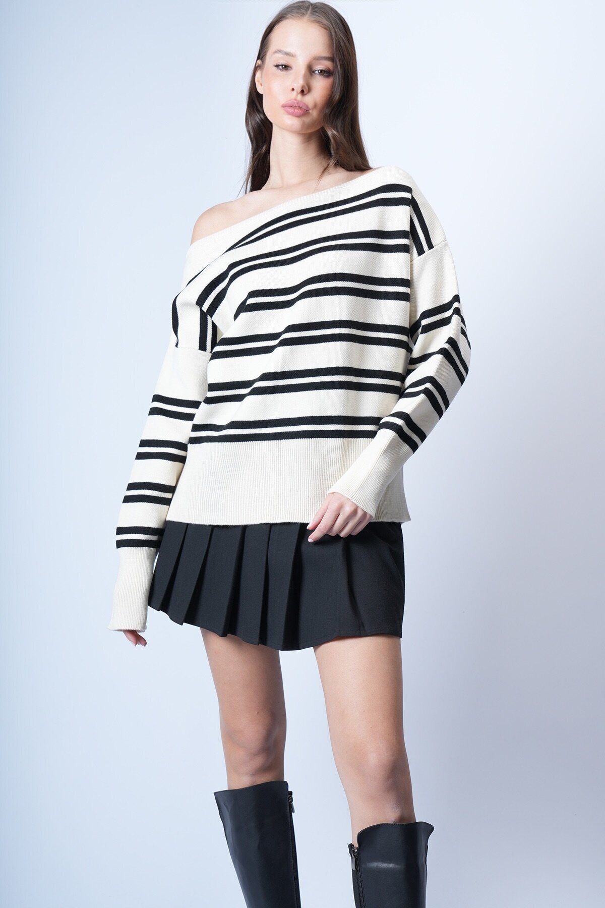 Ekru Kayık Yaka Çizgili Triko