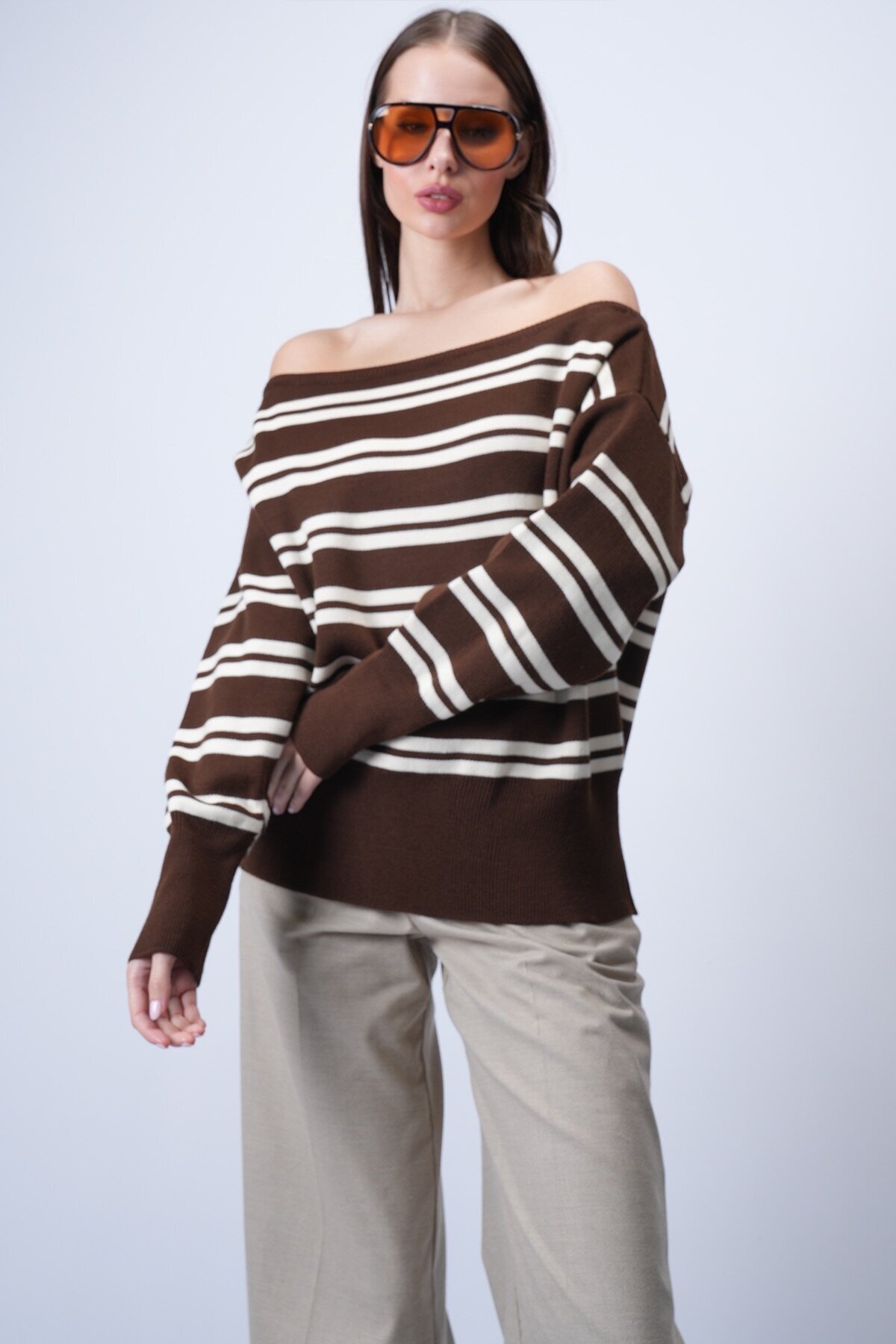 Kahverengi Kayık Yaka Çizgili Triko