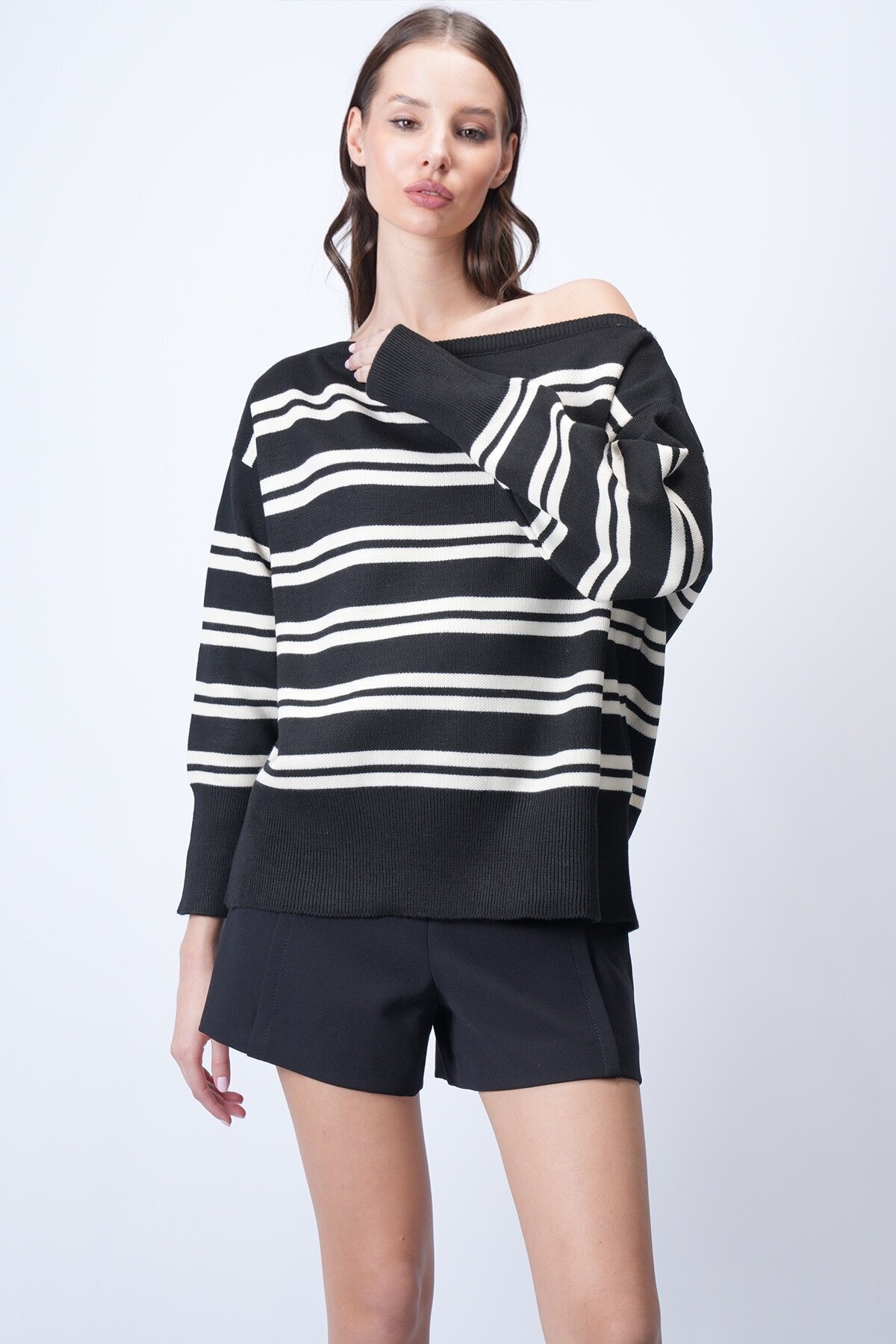 Siyah Kayık Yaka Çizgili Triko