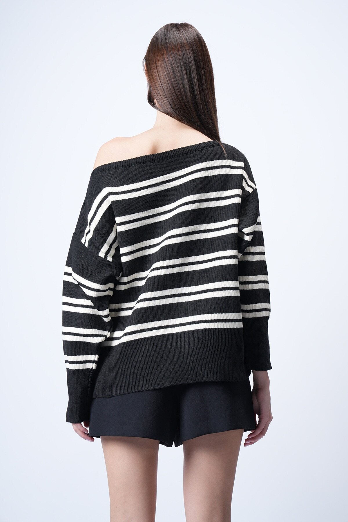 Siyah Kayık Yaka Çizgili Triko