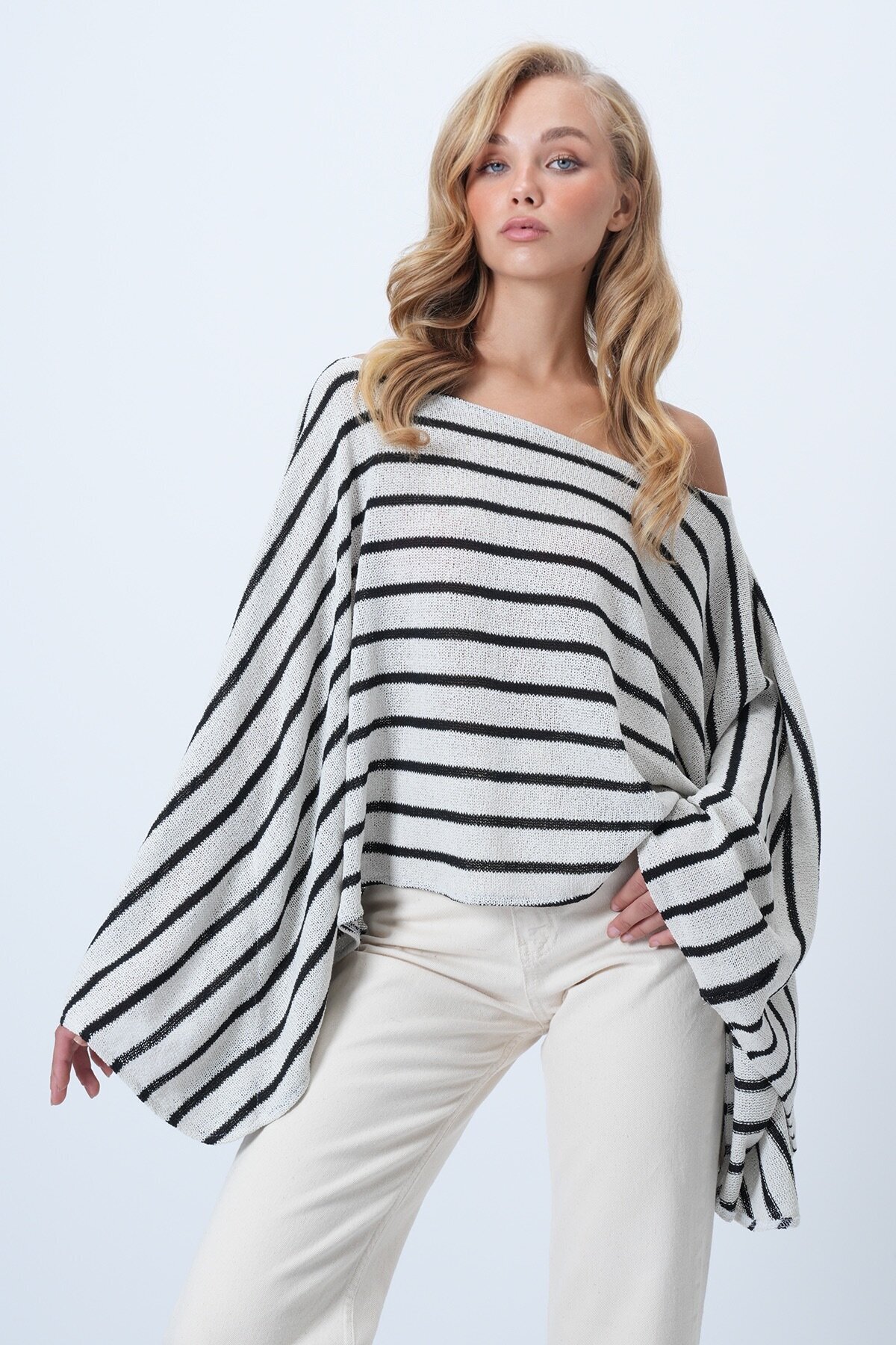 Kayık Yaka Pelerin Kesim Bluz