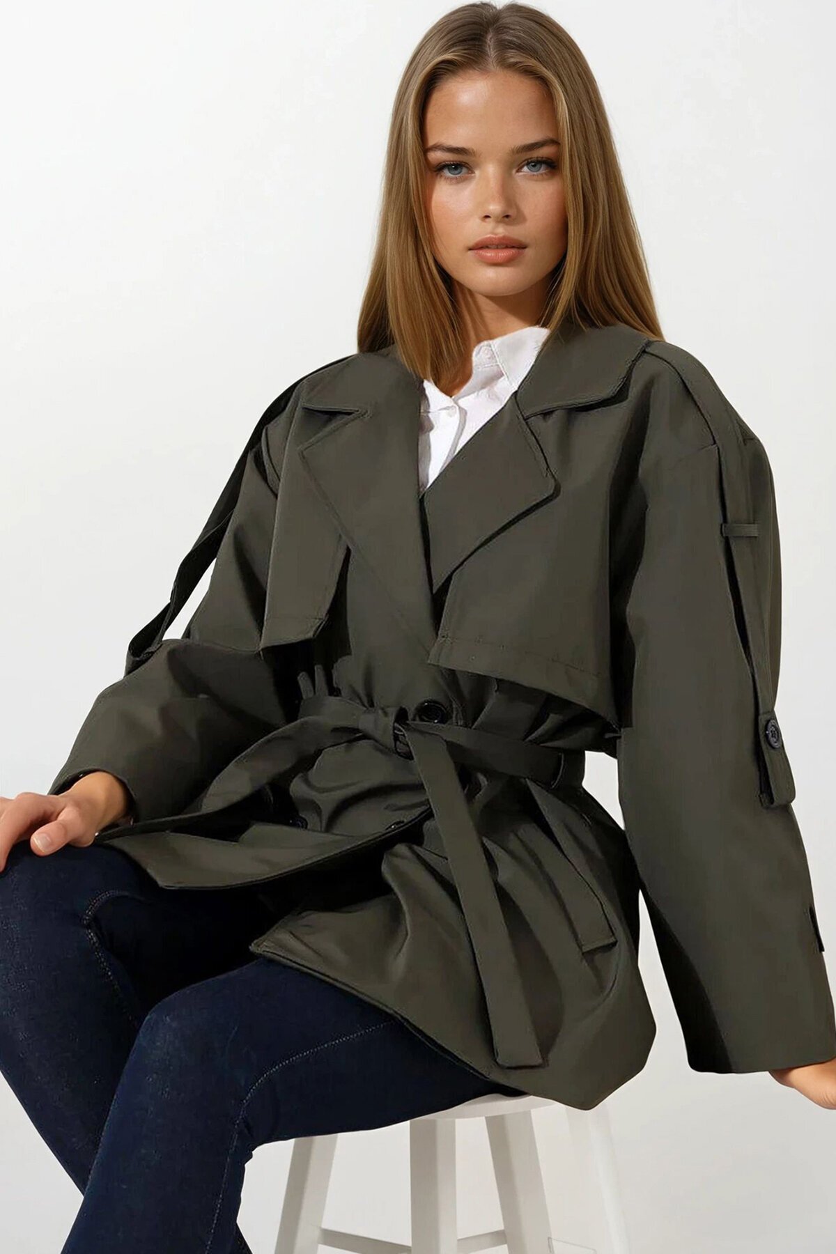 Kemer Detaylı Kruvaze Yaka Kuşak Bağlamalı Trençkot