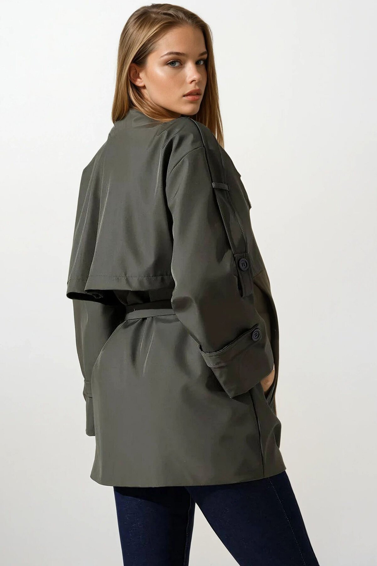 Kemer Detaylı Kruvaze Yaka Kuşak Bağlamalı Trençkot