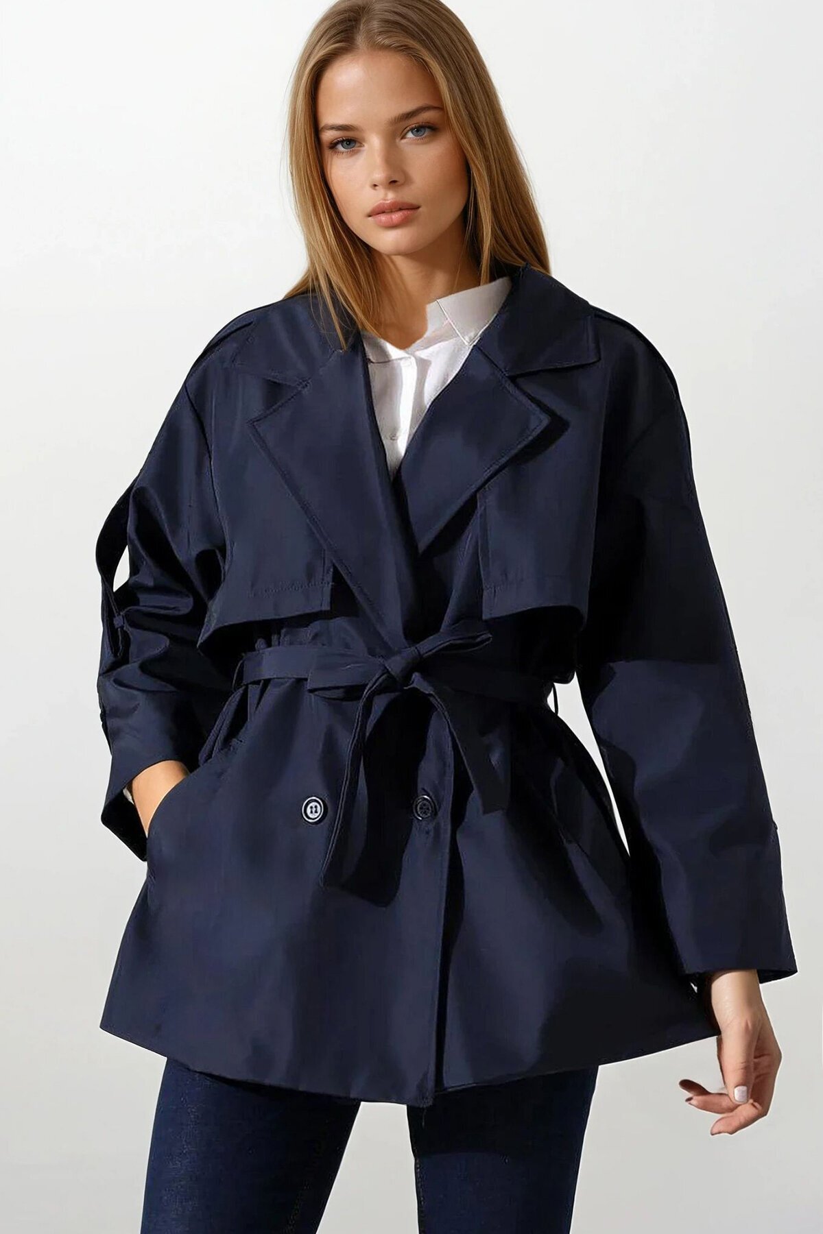 Kemer Detaylı Kruvaze Yaka Kuşak Bağlamalı Trençkot