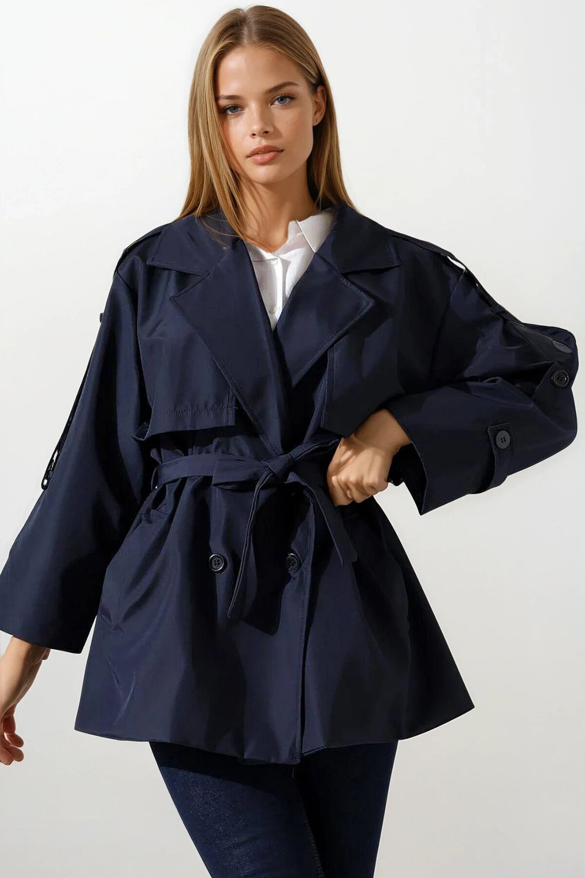 Kemer Detaylı Kruvaze Yaka Kuşak Bağlamalı Trençkot