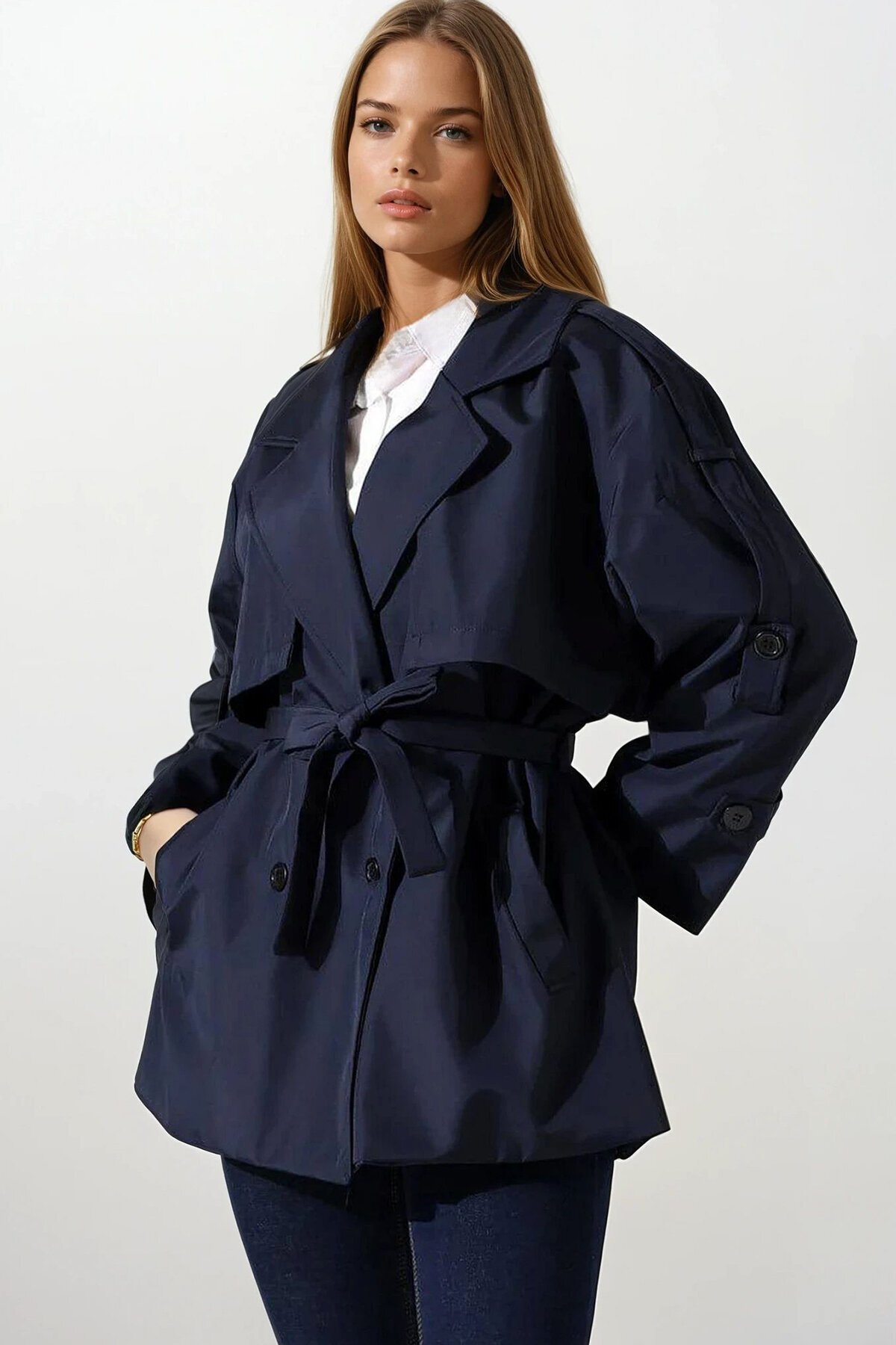 Kemer Detaylı Kruvaze Yaka Kuşak Bağlamalı Trençkot