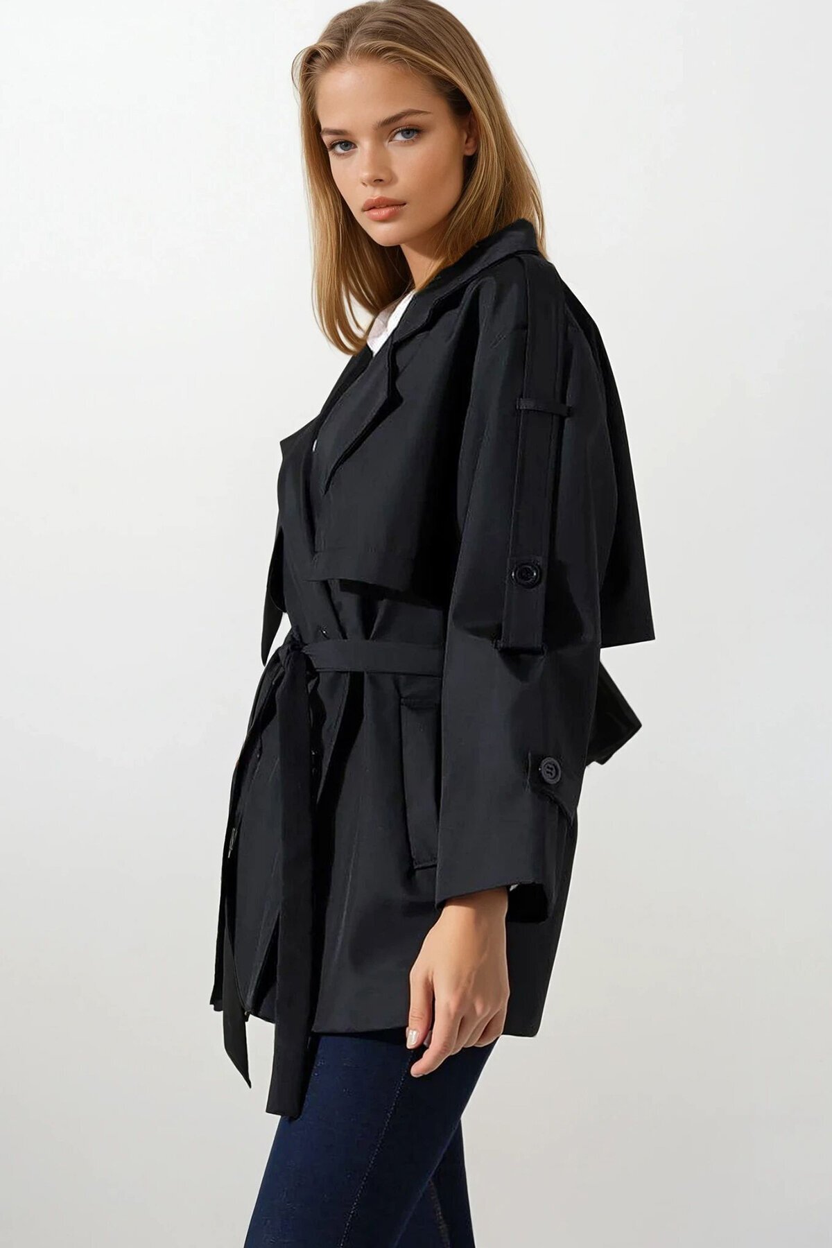 Kemer Detaylı Kruvaze Yaka Kuşak Bağlamalı Trençkot