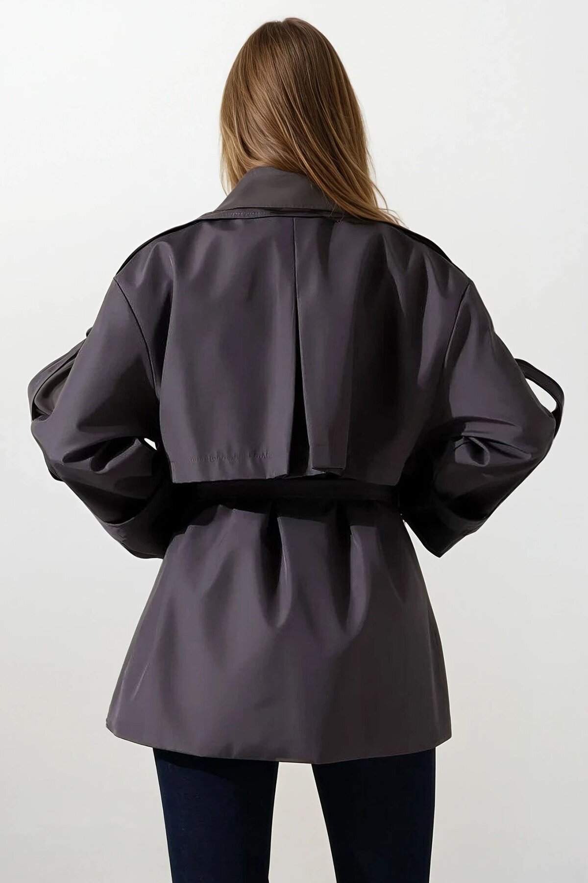 Kemer Detaylı Kruvaze Yaka Kuşak Bağlamalı Trençkot