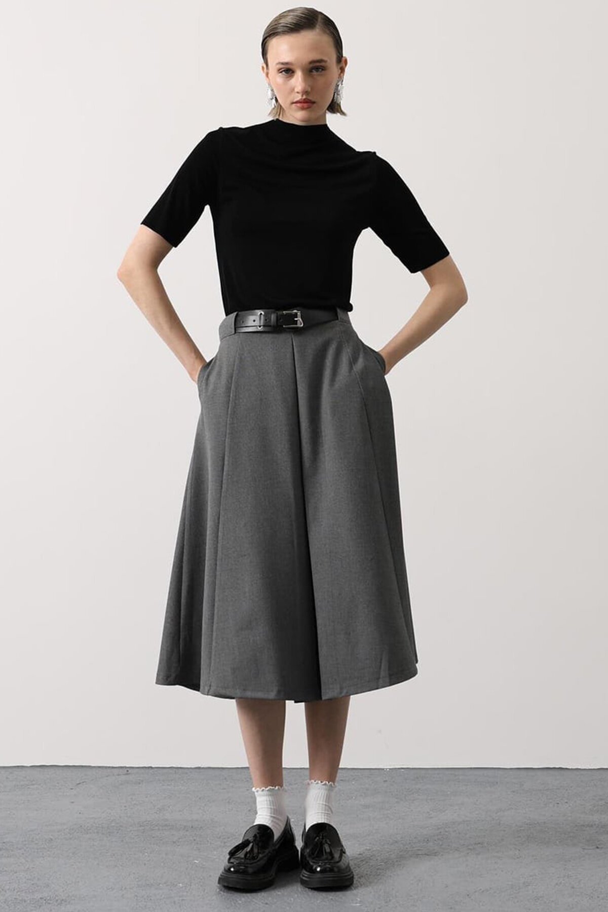 Kemerli Çift Cepli Pileli Midi Boy Etek