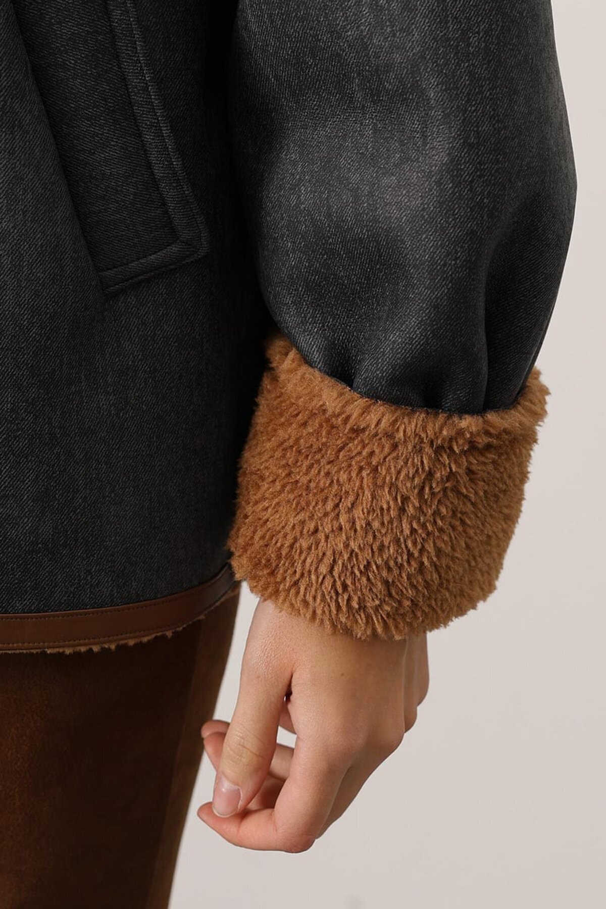 Kontrastlı Fermuarlı Yünlü Ceket